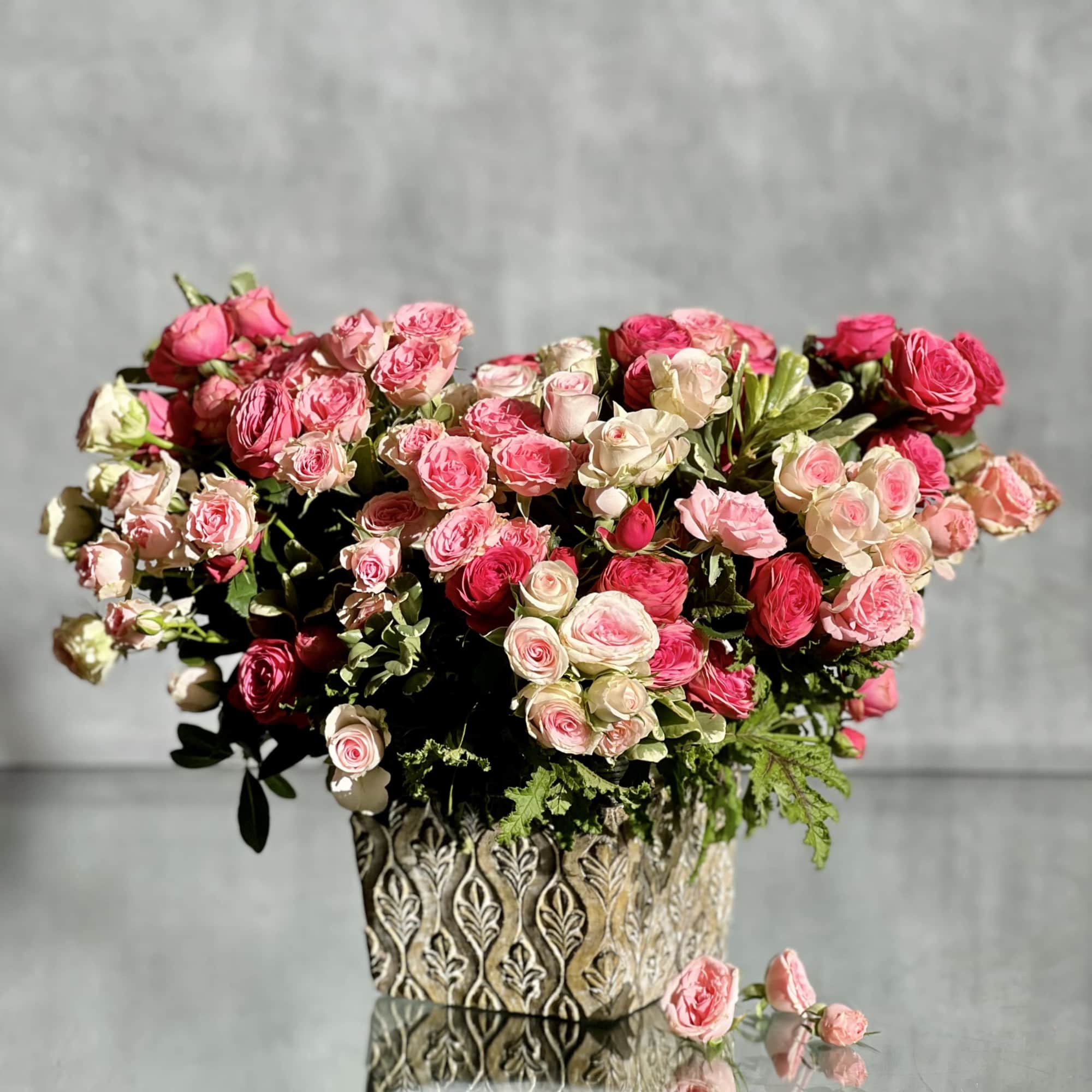 In this floral piece we can see a bright array of multi