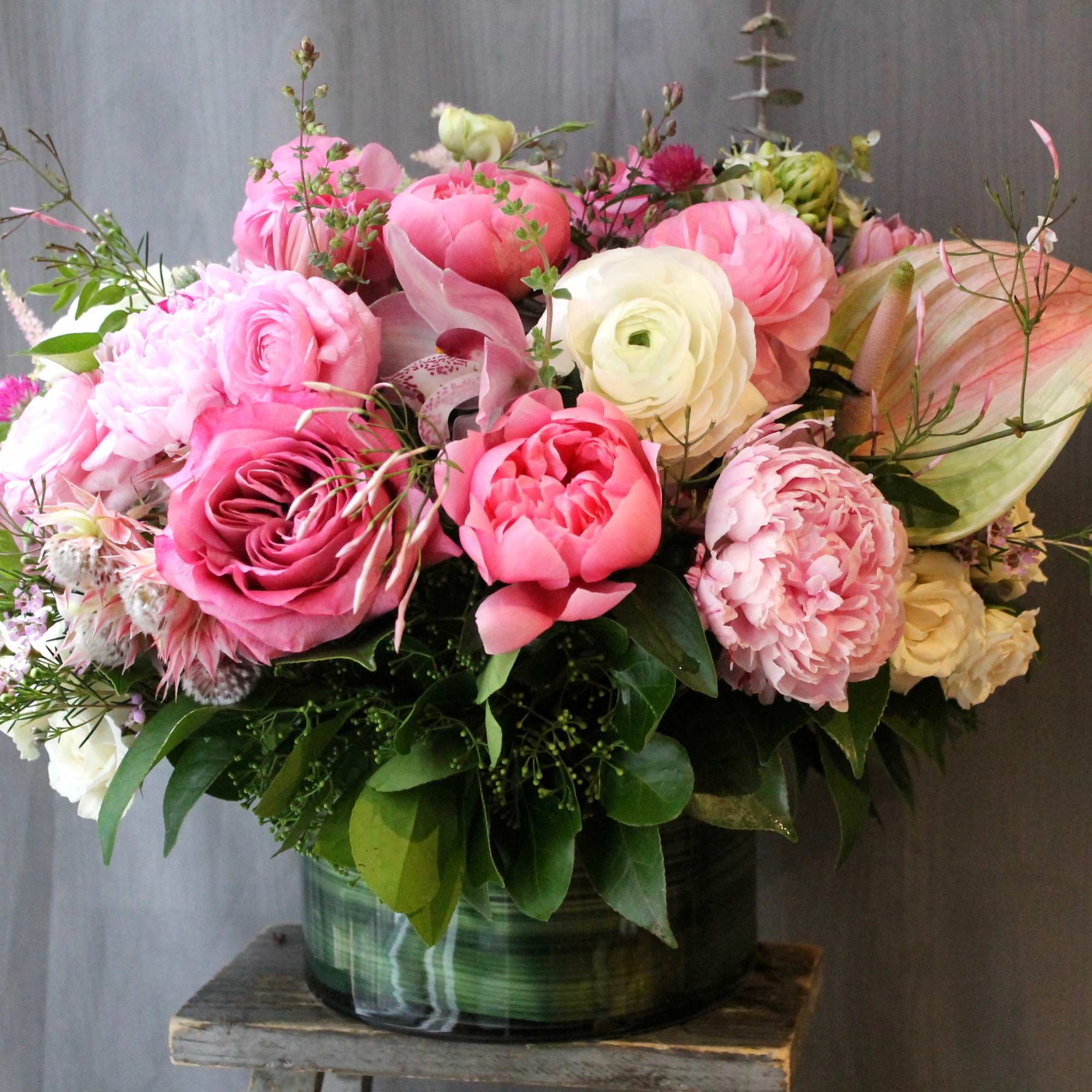The most luxurious blooms in low clear vase. Filled with peonies, roses, photo 2 of 2