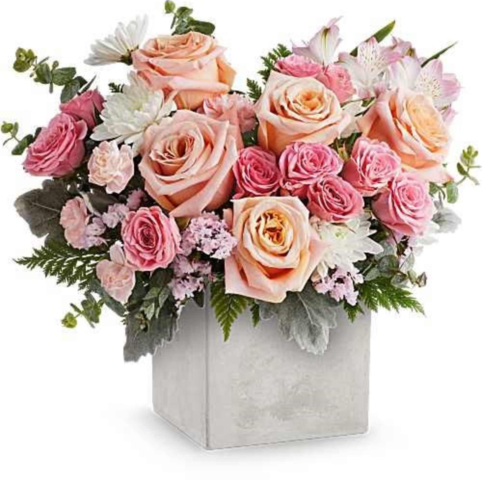 Peach and blush roses cue a soft, romantic first impression in this