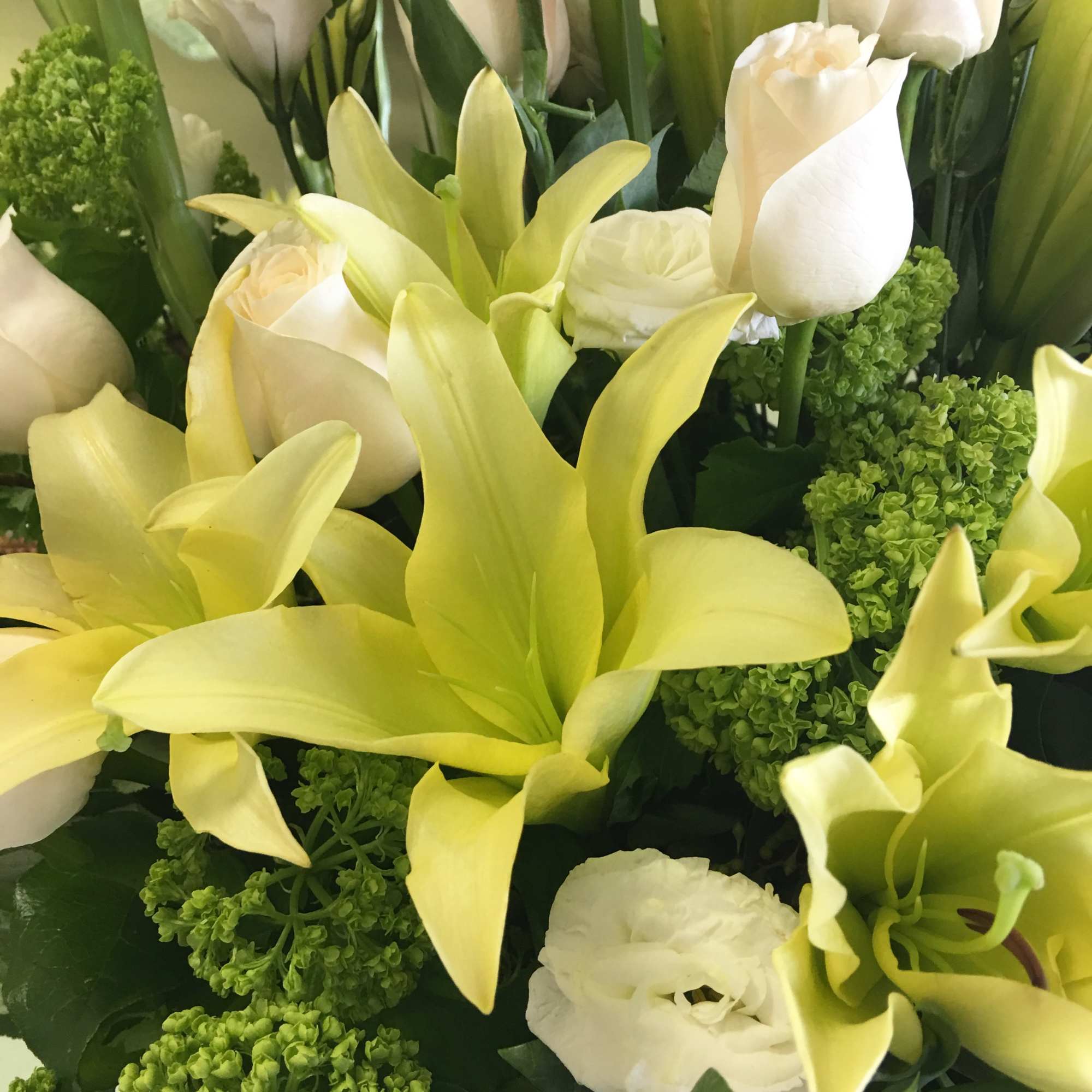Bouquet of pale yellow and white calla lilies with white roses