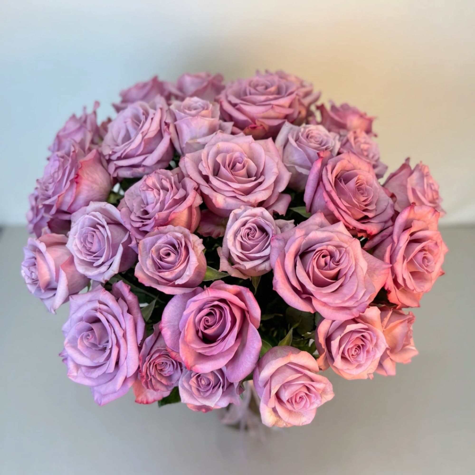Bouquet of lavender and pink roses in a vase