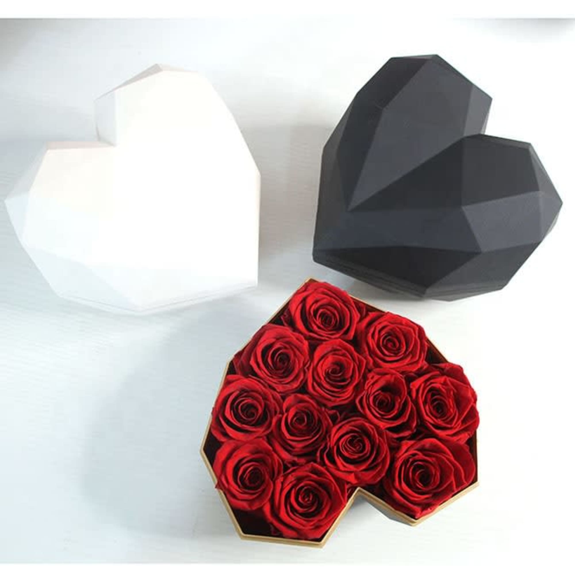 Heart-shaped boxes with red roses and two empty lids