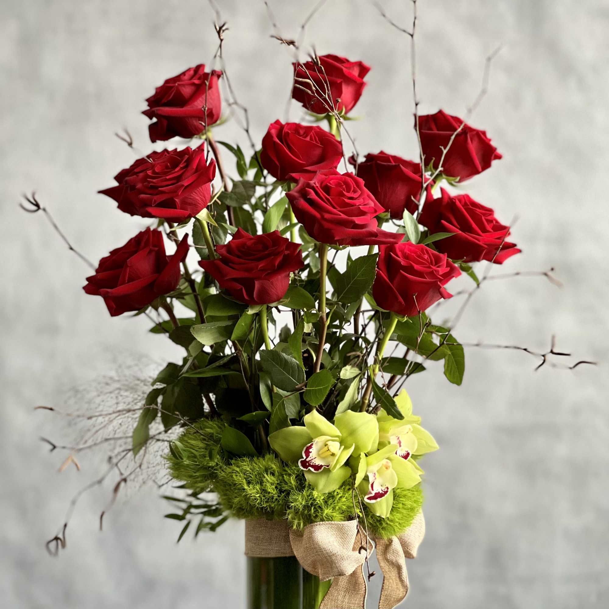 Simple elegance.... this lovely glass footed vase holds 1 dozen Imported Ecuadorian, photo 2 of 6