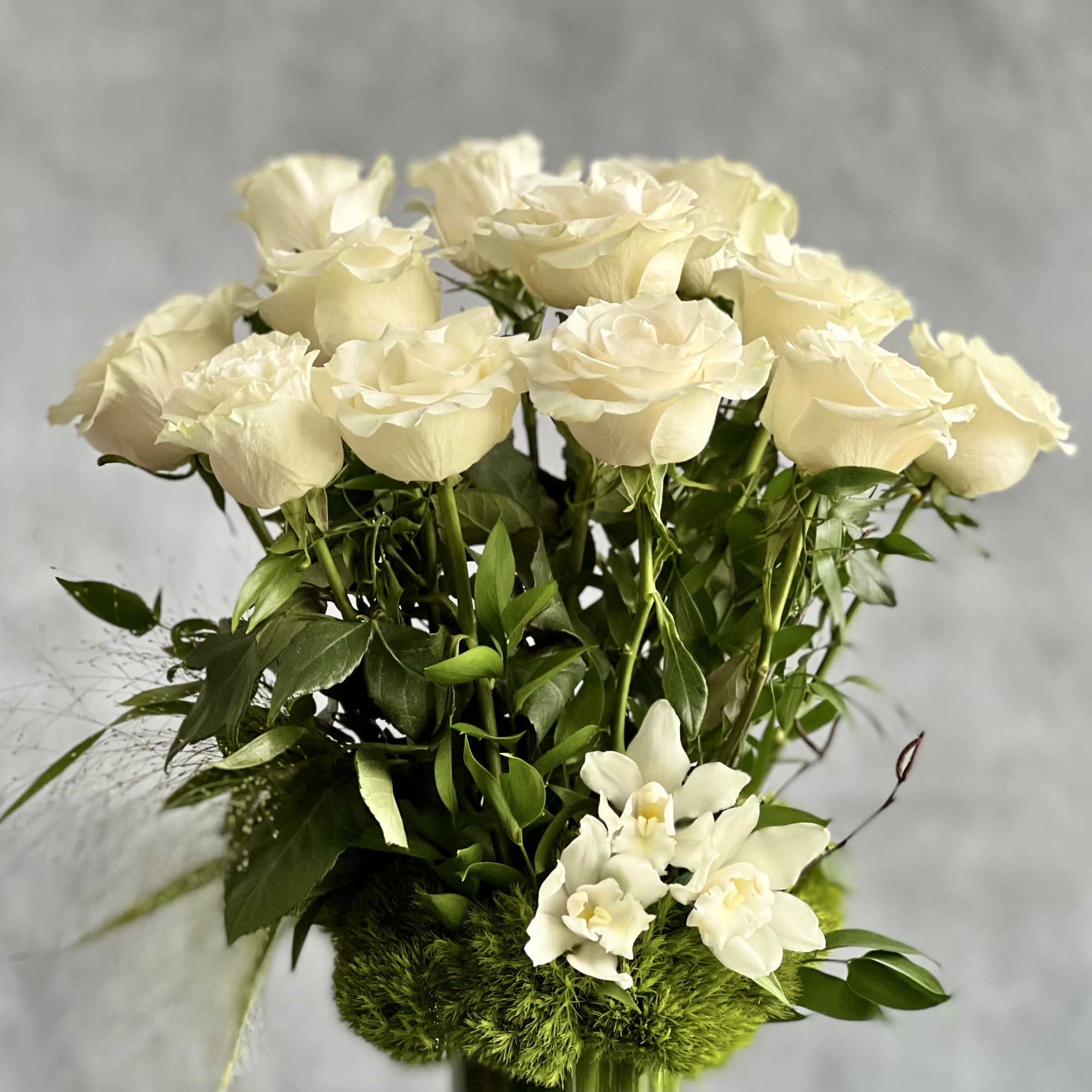 Simple elegance.... this lovely glass footed vase holds 1 dozen Imported Ecuadorian, photo 6 of 6