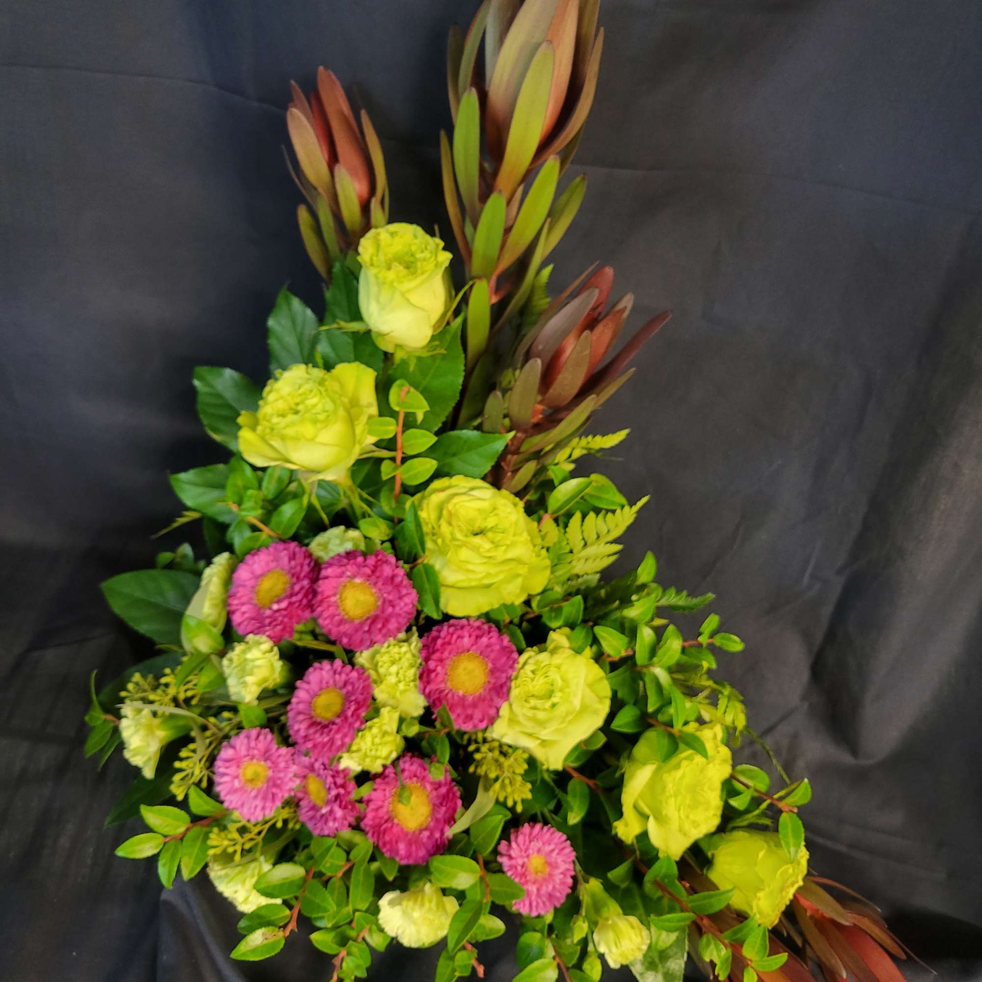 Bouquet with lime green roses and pink daisy flowers