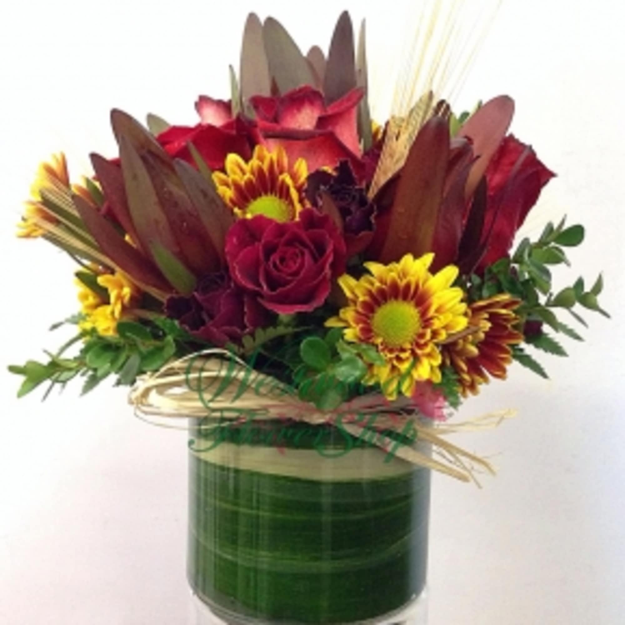 Red roses and yellow chrysanthemums in a glass vase