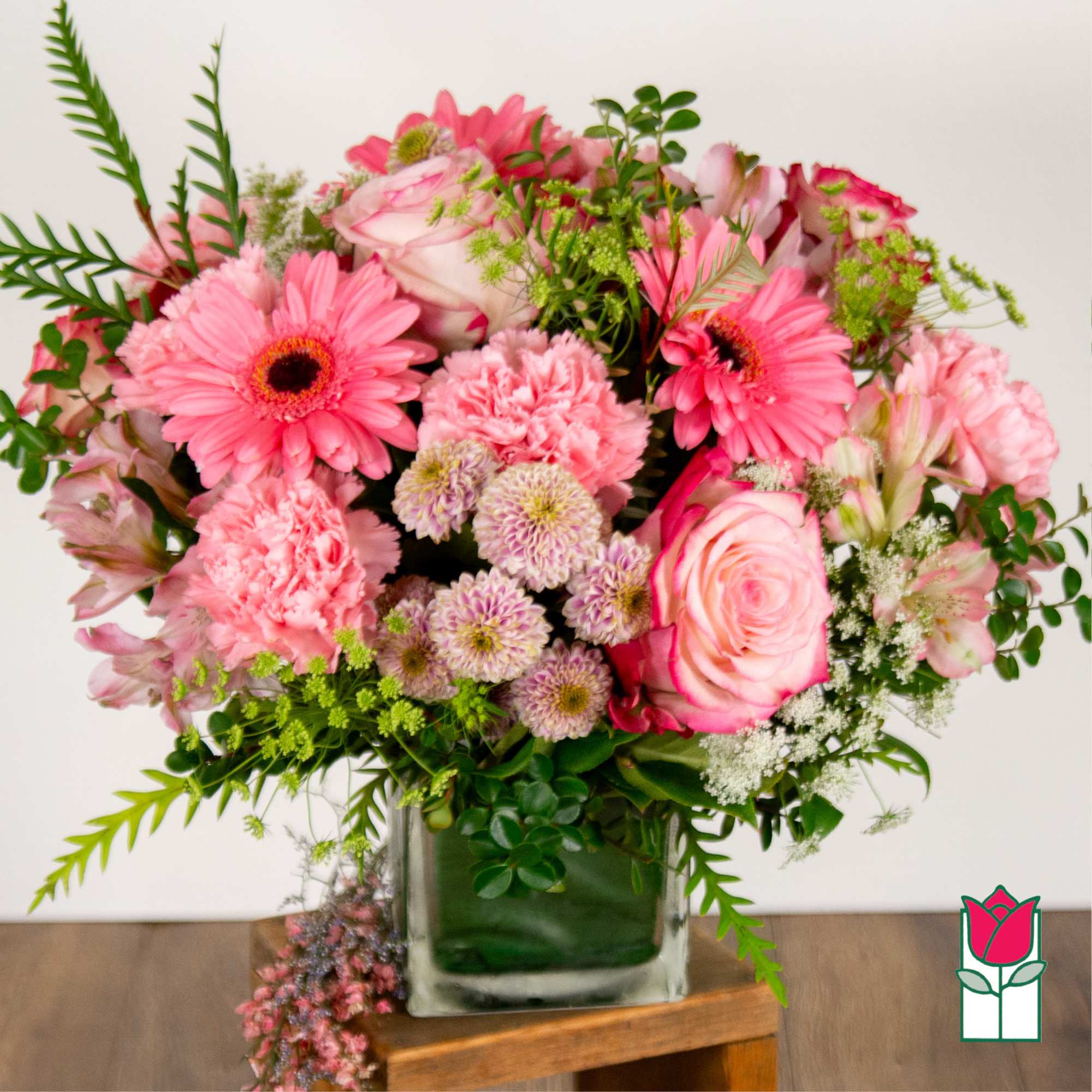 Pink mixed bouquet in a square glass vase, photo 2 of 4