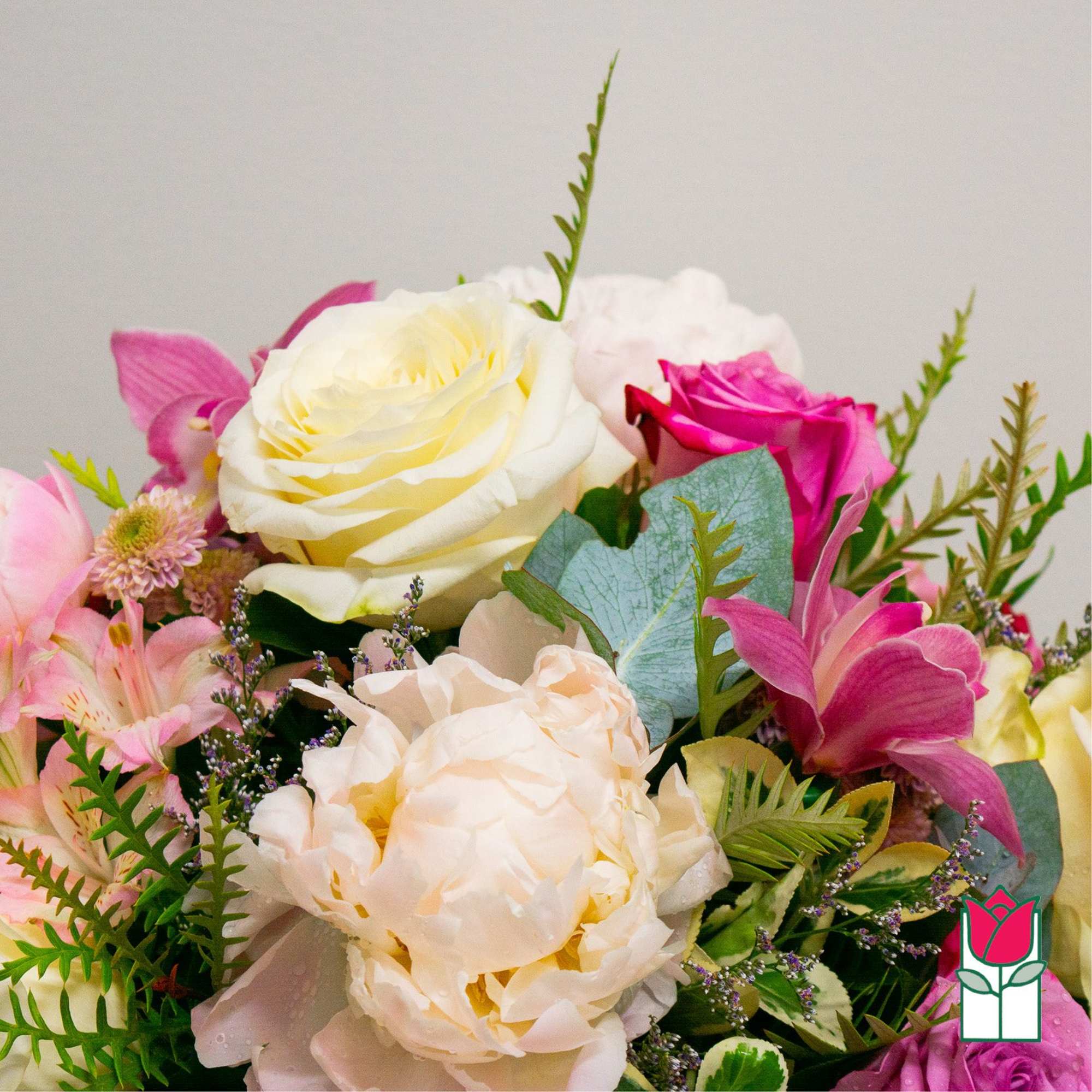 Mixed bouquet with white and pink roses and pale peach blooms