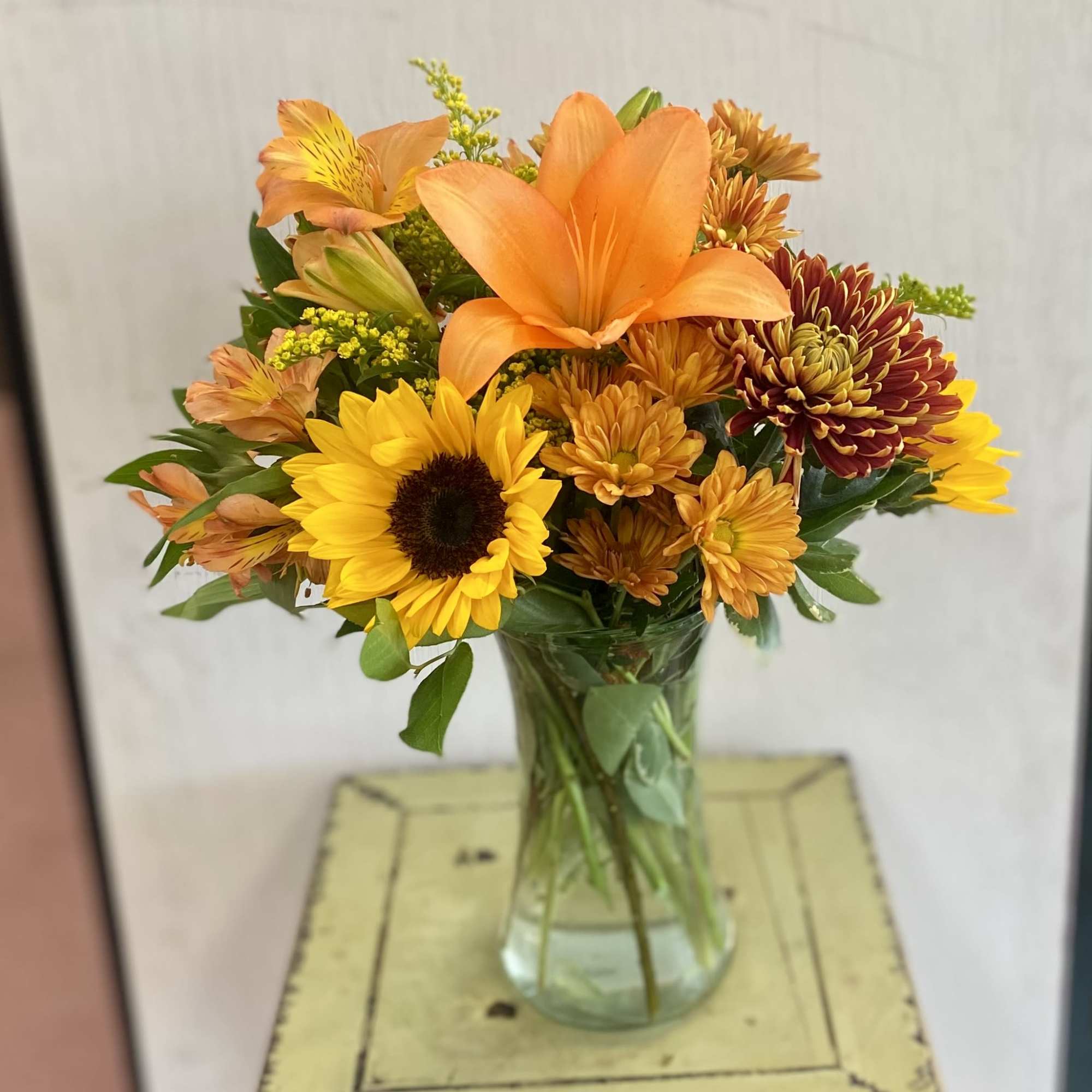 Bright autumnal tones. A beautiful selection of long lasting blooms. 