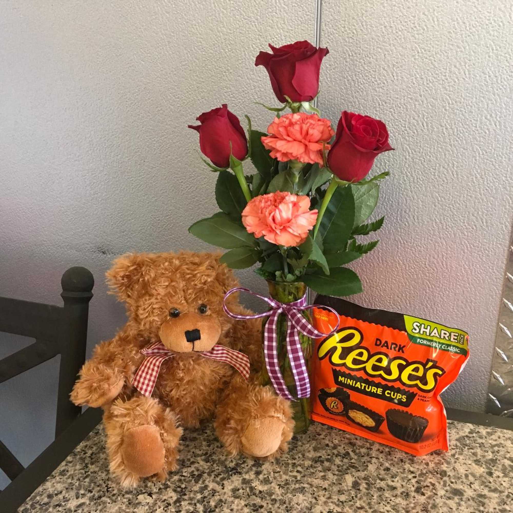 Roses &amp; carnations arranged in glass vase w/ bear &amp; Reese's included