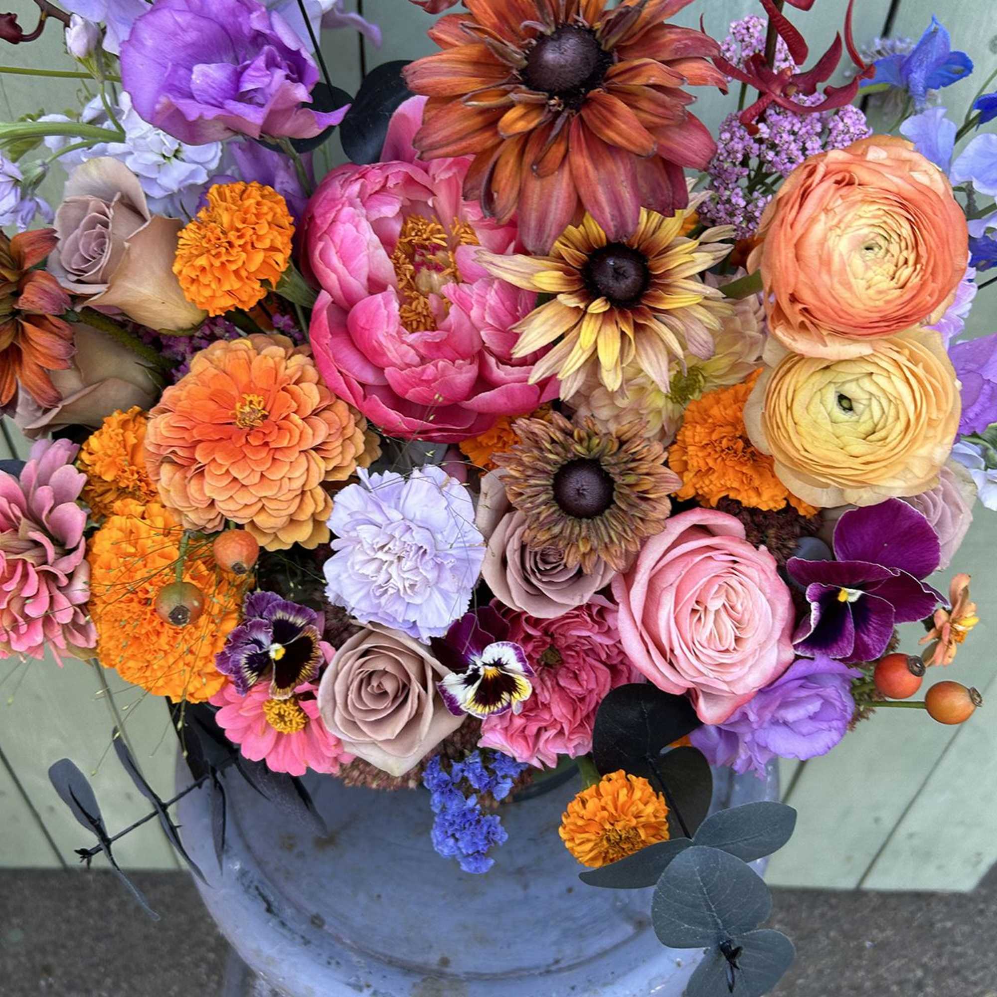 All the gorgeous colors of the rainbow in this symbolic luarrangement perfect, photo 2 of 3