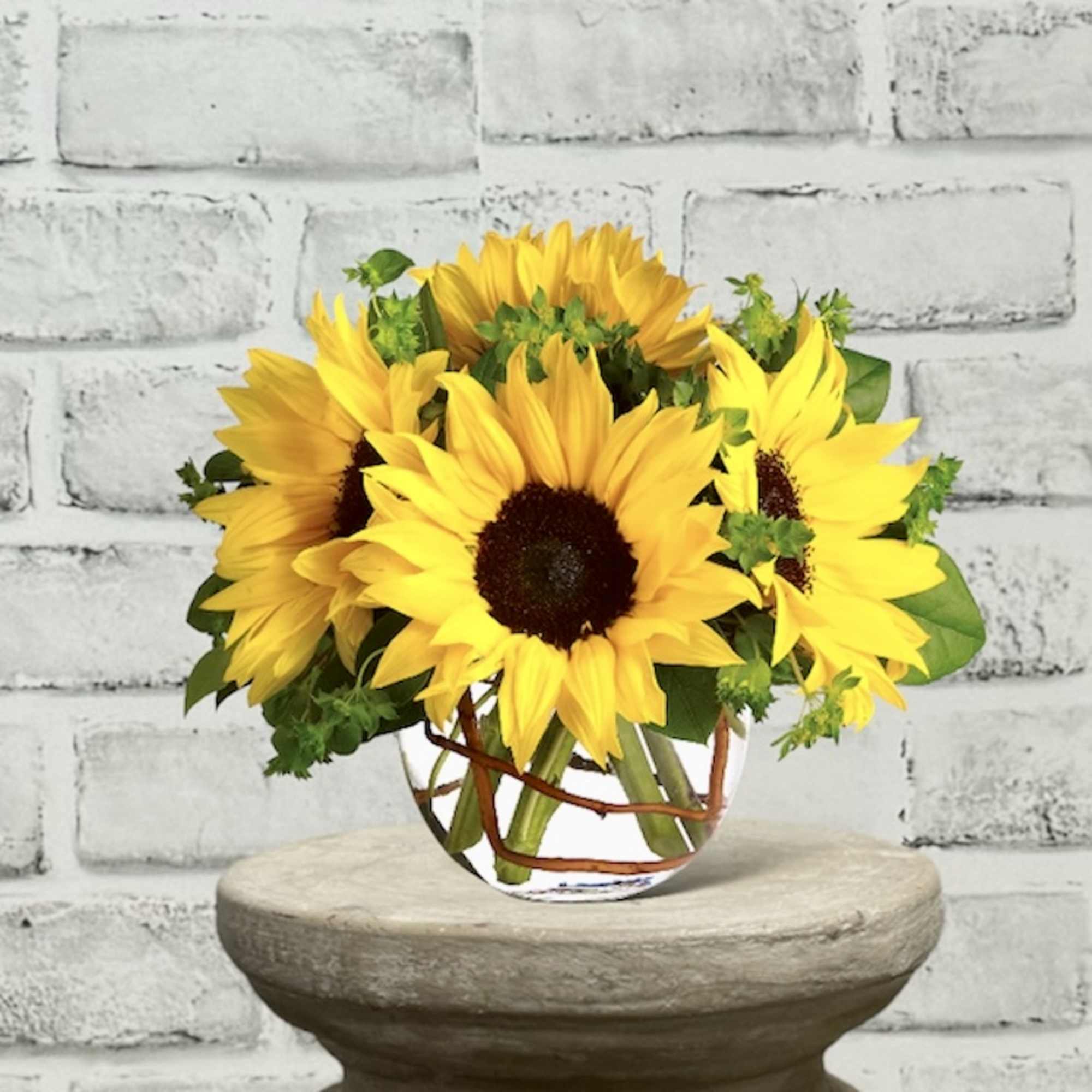 Whoever receives this stunning bouquet is sure to be bowled over by