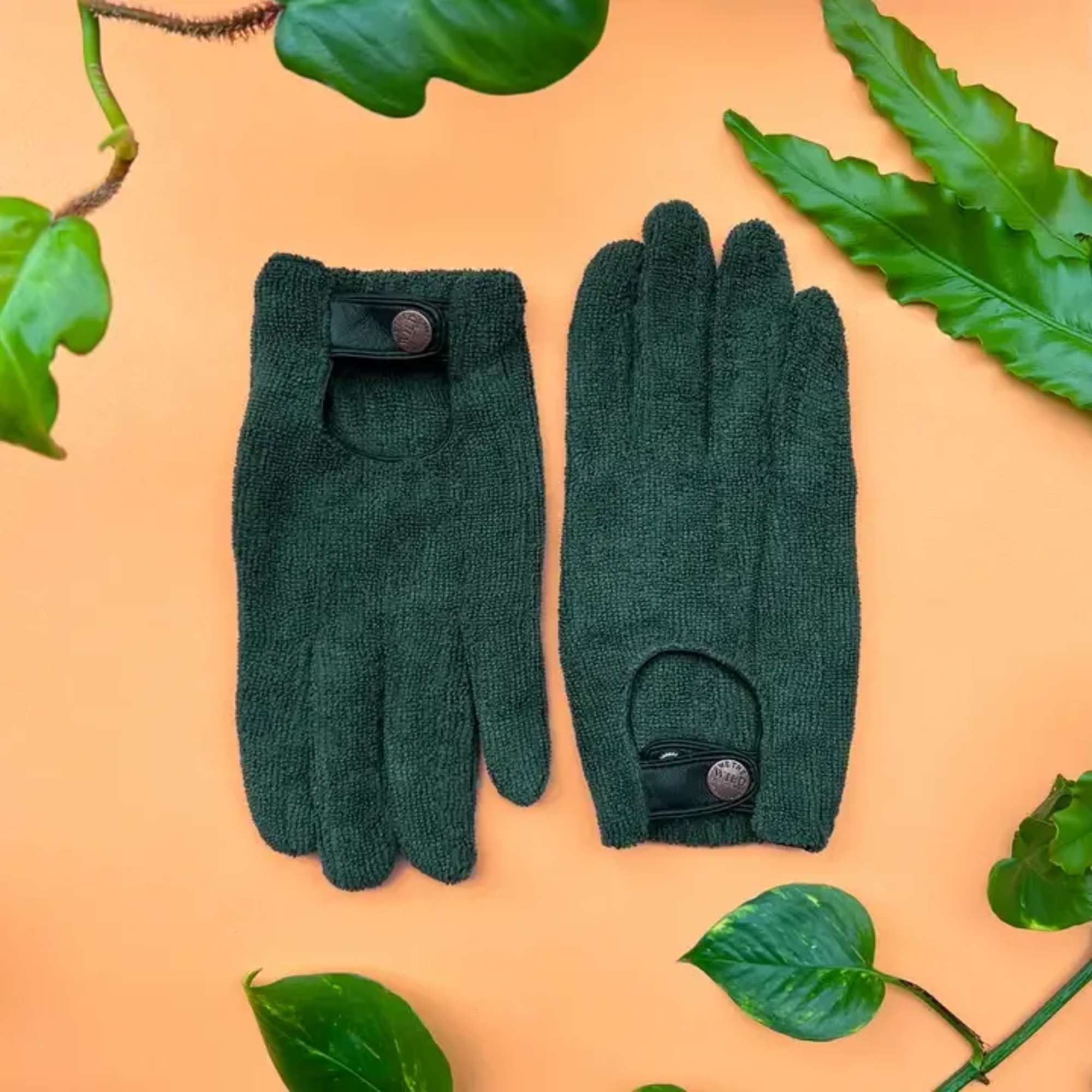 Cleaning your leaves has never been easier! Our high-quality microfibre Leaf Cleaning