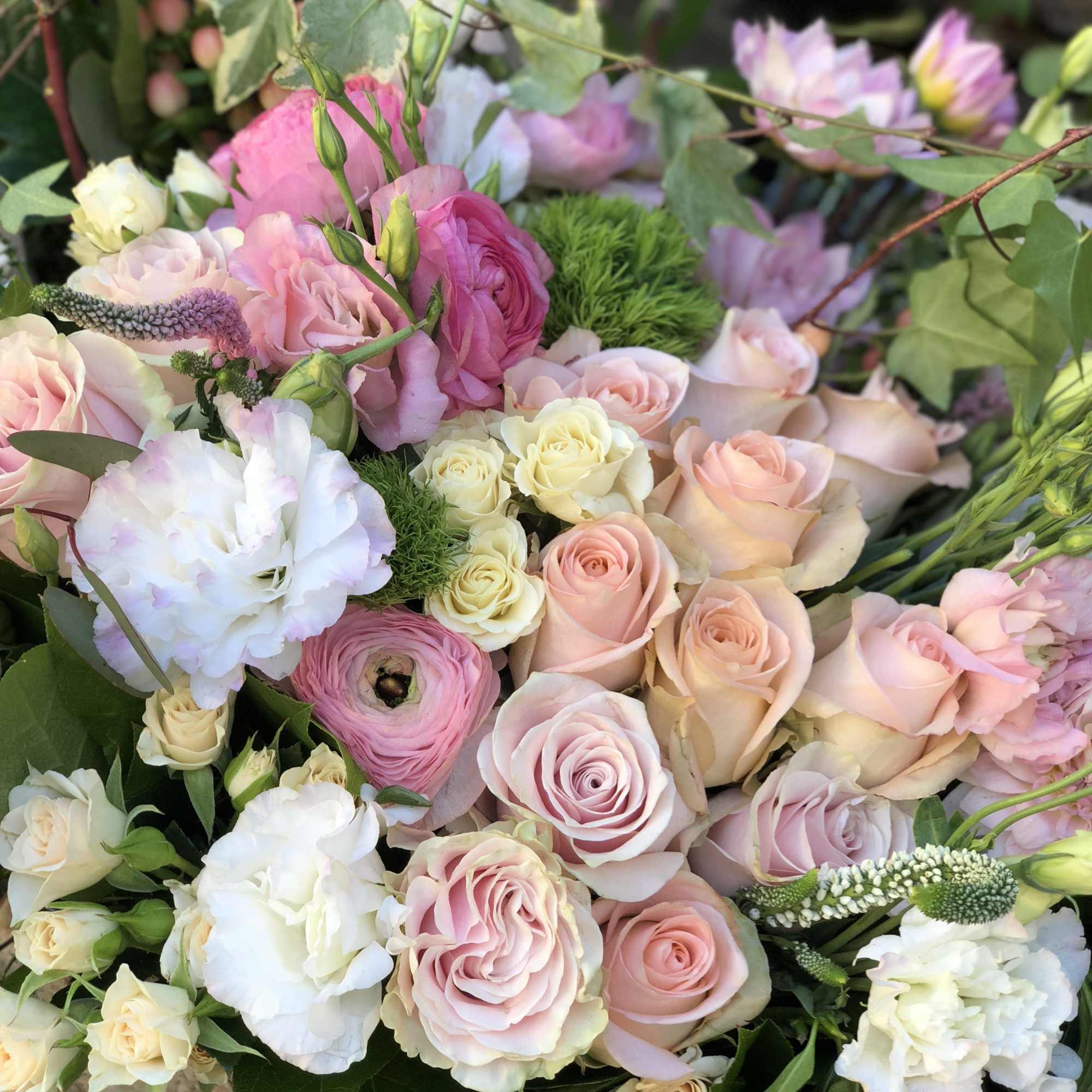 Experience the essence of a garden with Vibrazioni Primaverili, a stunning floral