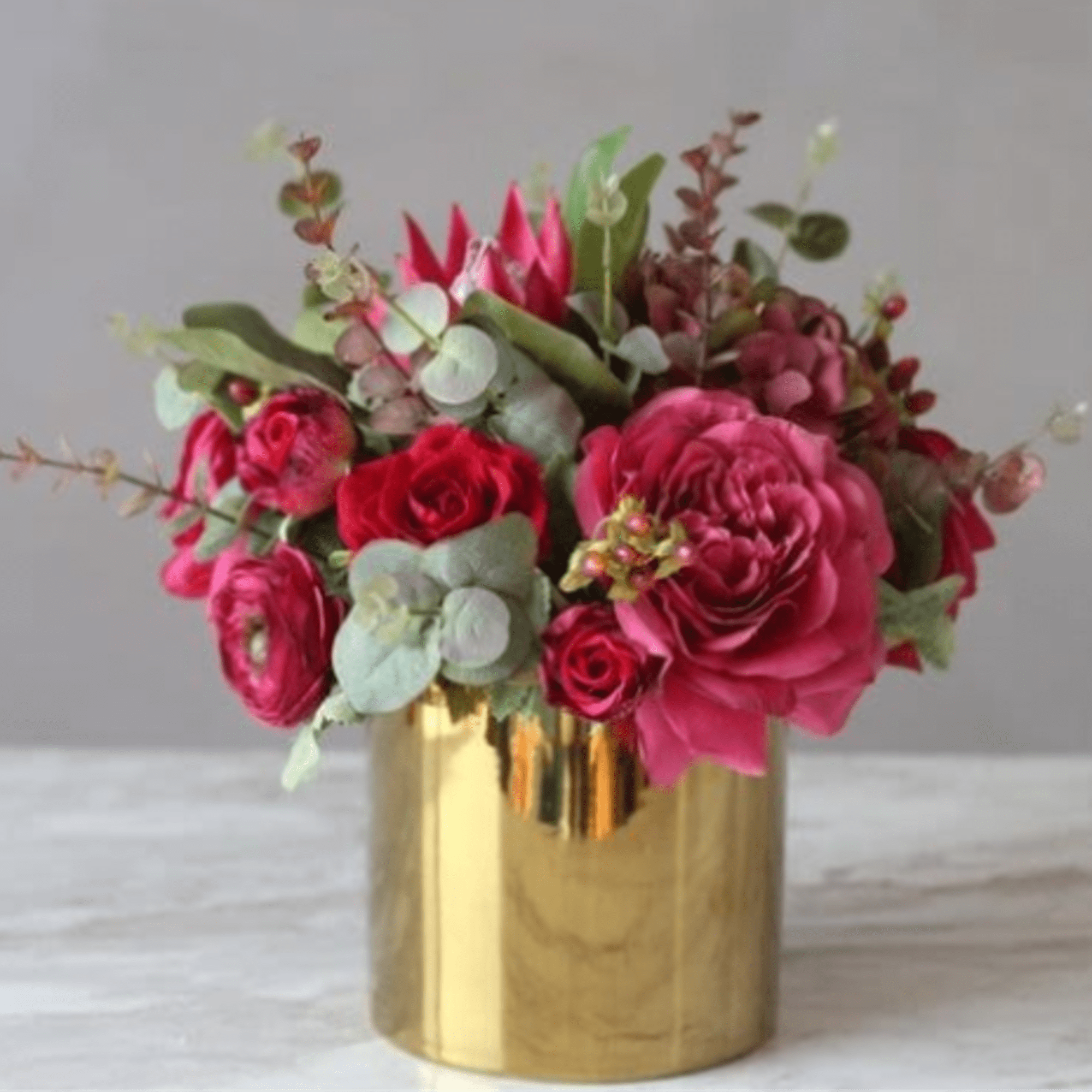 Radiate warmth and sophistication with our Golden Charm arrangement, a stunning mix