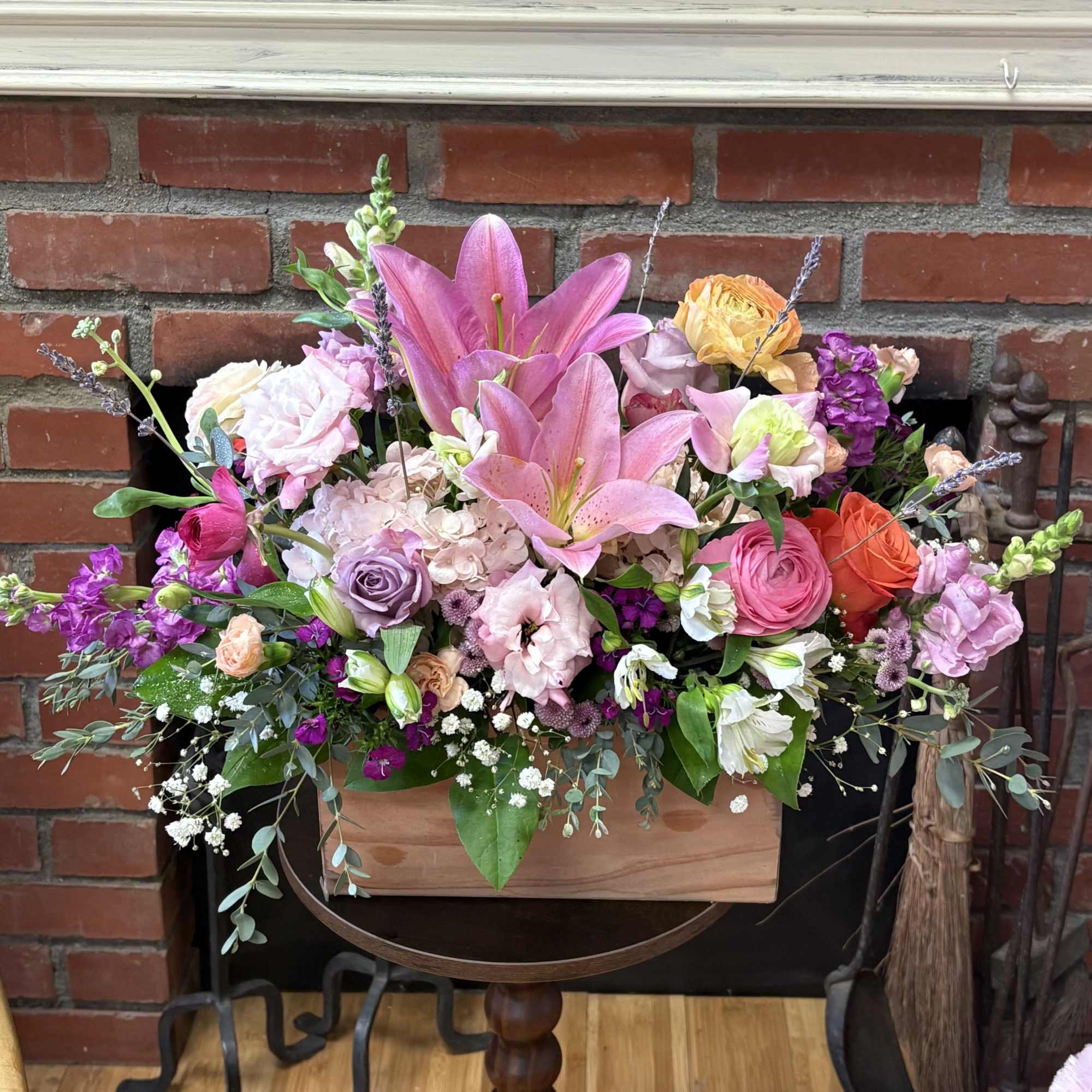 Mixed bouquet with pink lilies, roses, and purple flowers in a wooden box, photo 2 of 2