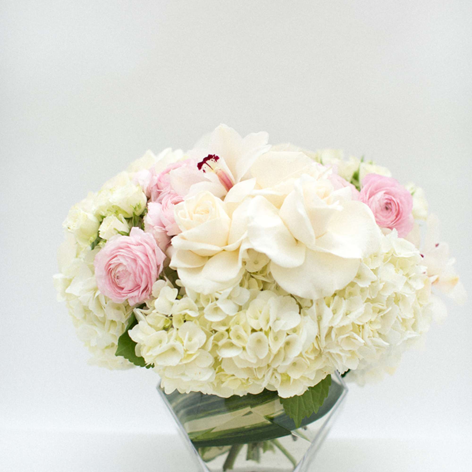 White and pink bouquet in a clear glass vase