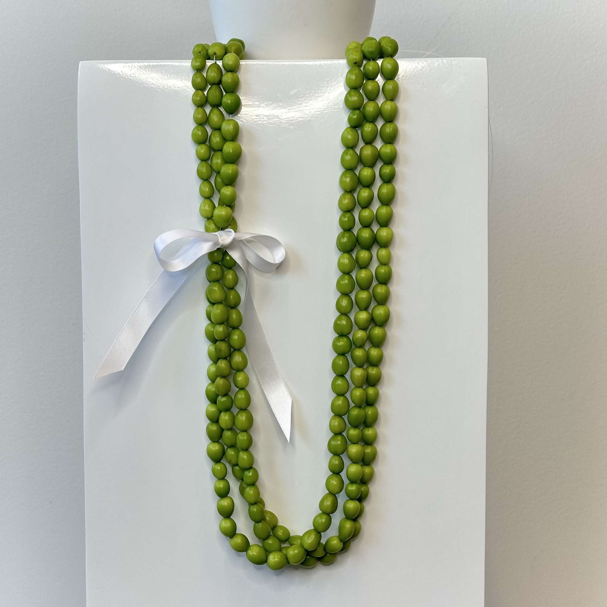 Celebrate tradition and timeless island beauty with the Single Berry Lei, a