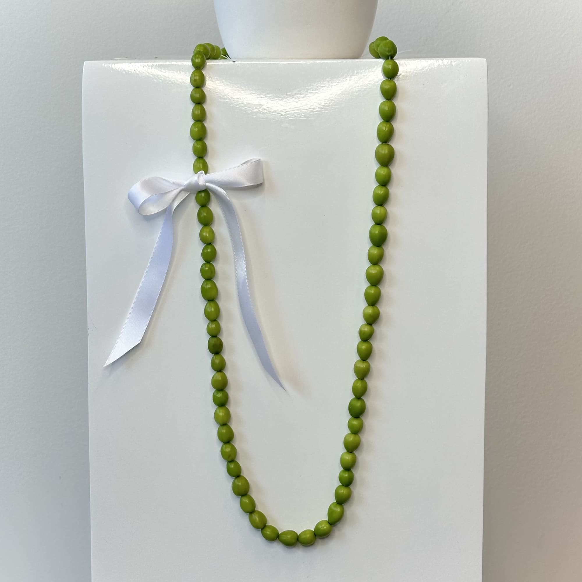 Celebrate tradition and timeless island beauty with the Single Berry Lei, a