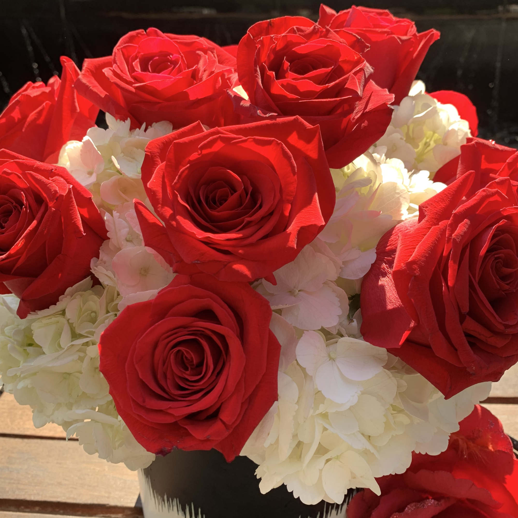 Red roses and white hydrangeas in a black-and-white vase, photo 2 of 3
