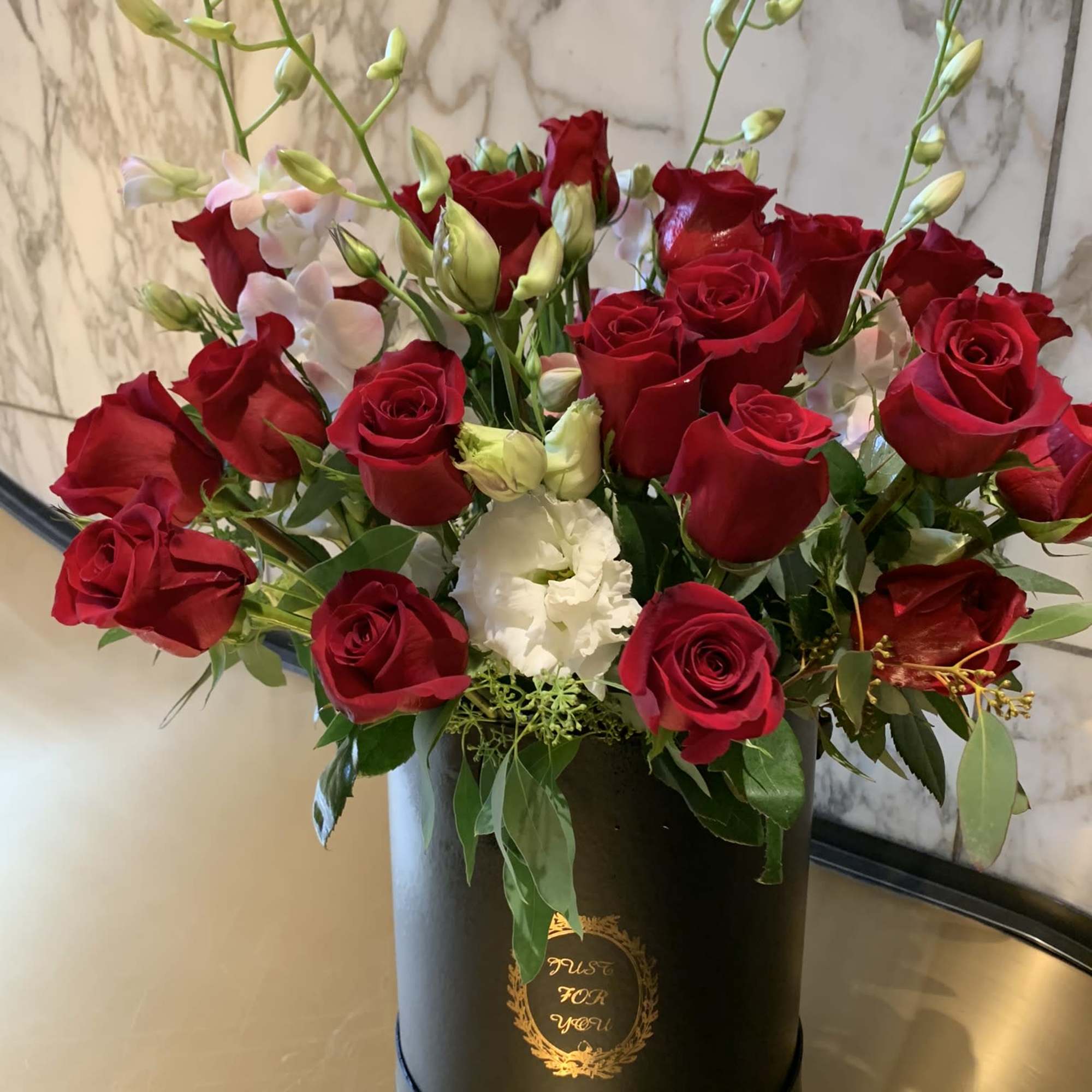 Expectacular  box fill with red roses represent the love