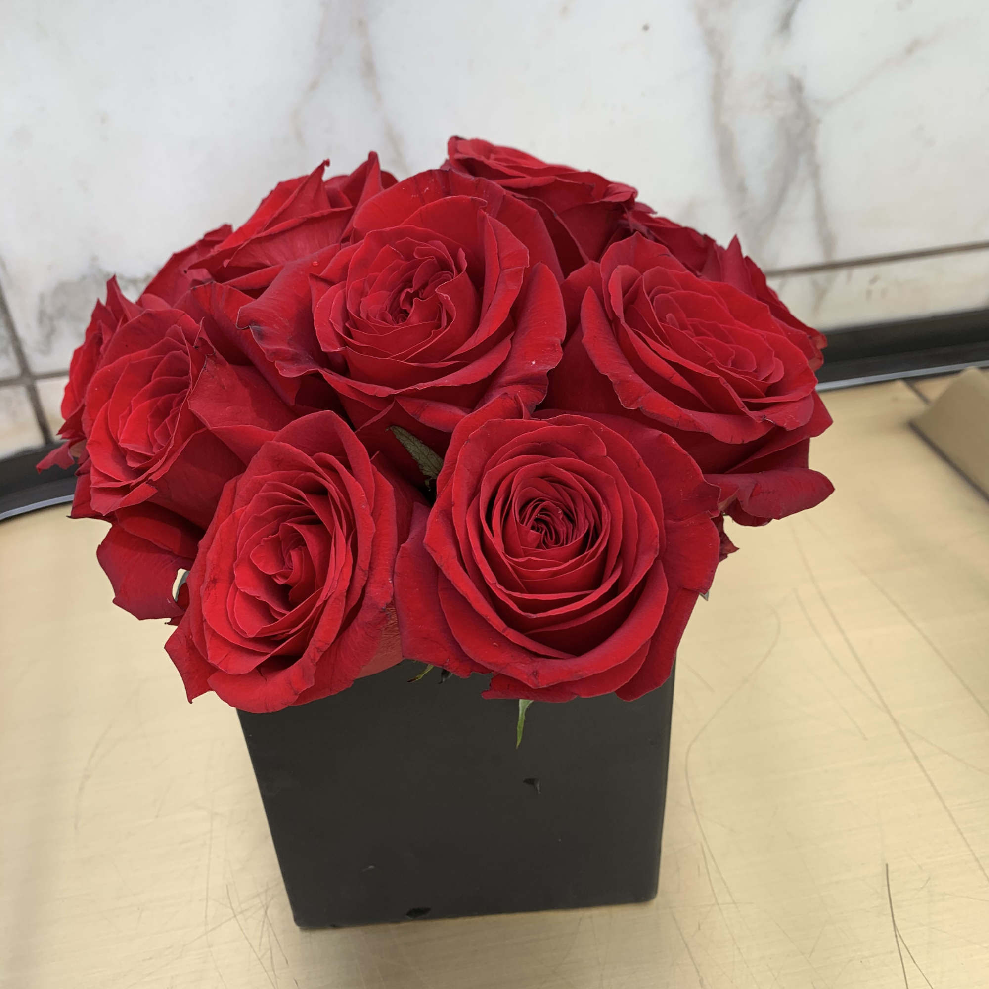 Red roses arranged in a black square vase, photo 2 of 4