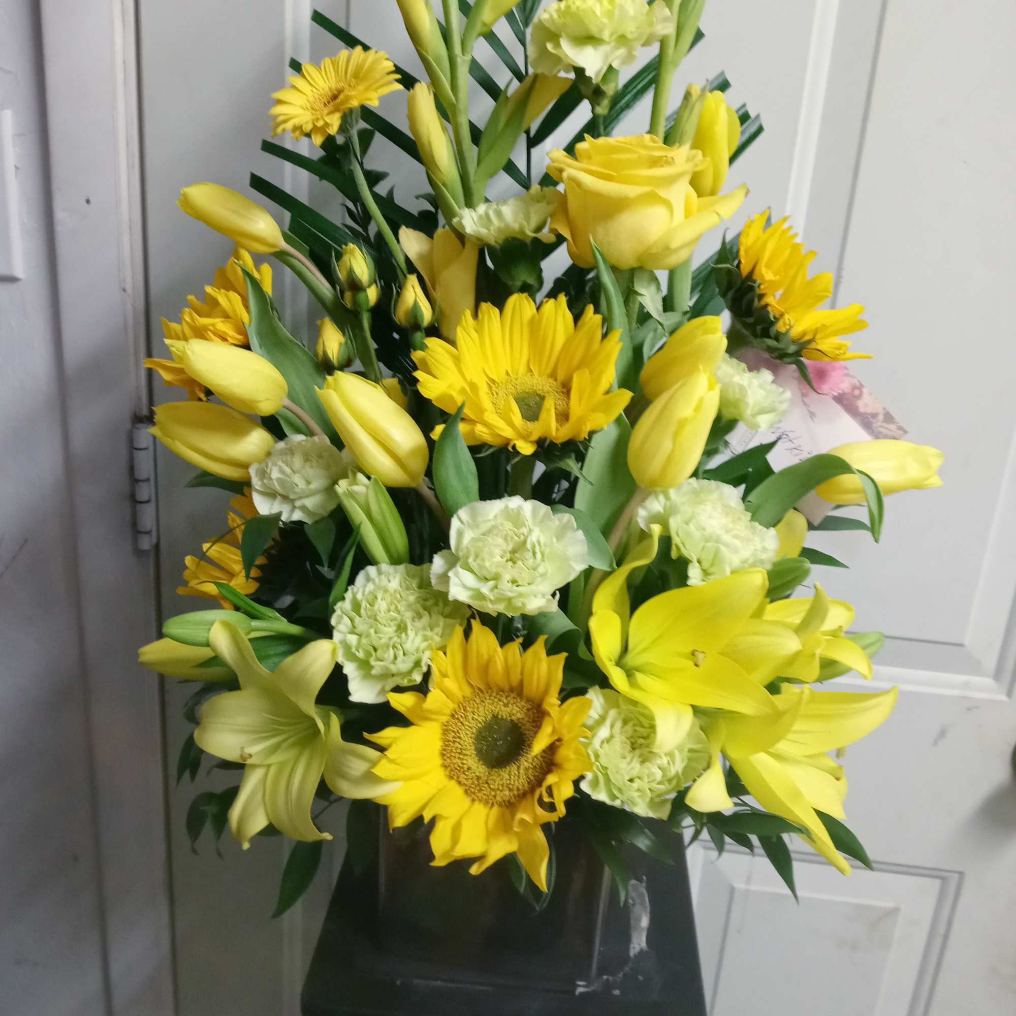 This flower arrangement is inspired by the Spring season 2021, photo 4 of 8