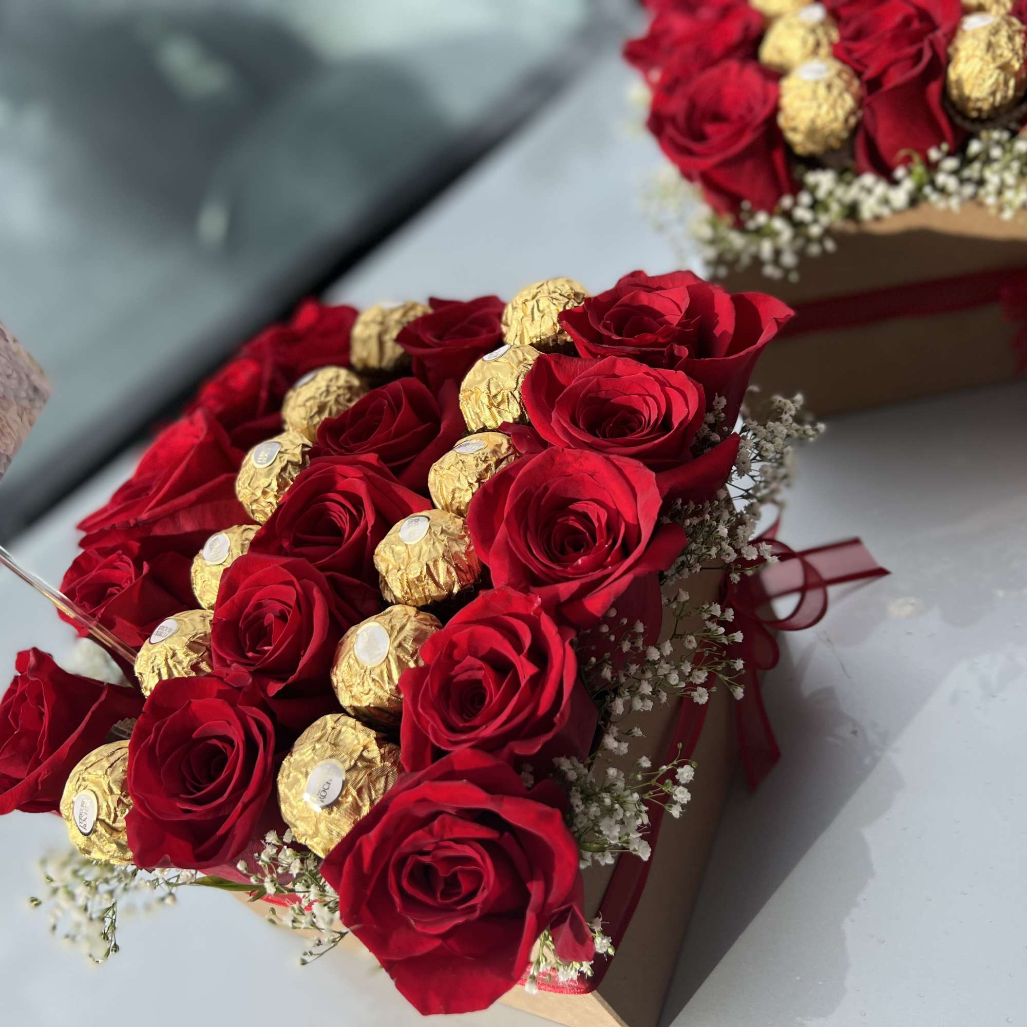 Beautiful box with roses, in combination with delicious chocolates, that will give