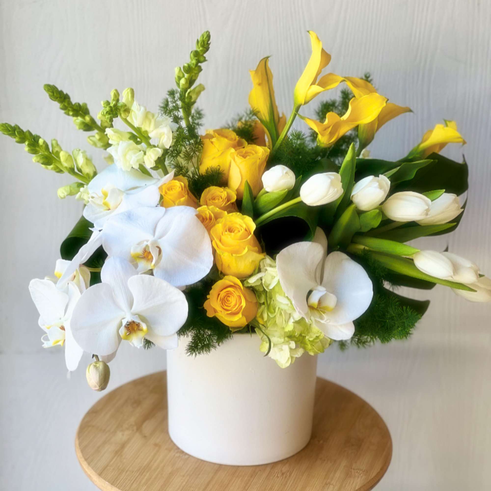 Modern Design Bouquet &ndash; Elegant Yellow and White Flower Arrangement in Ceramic