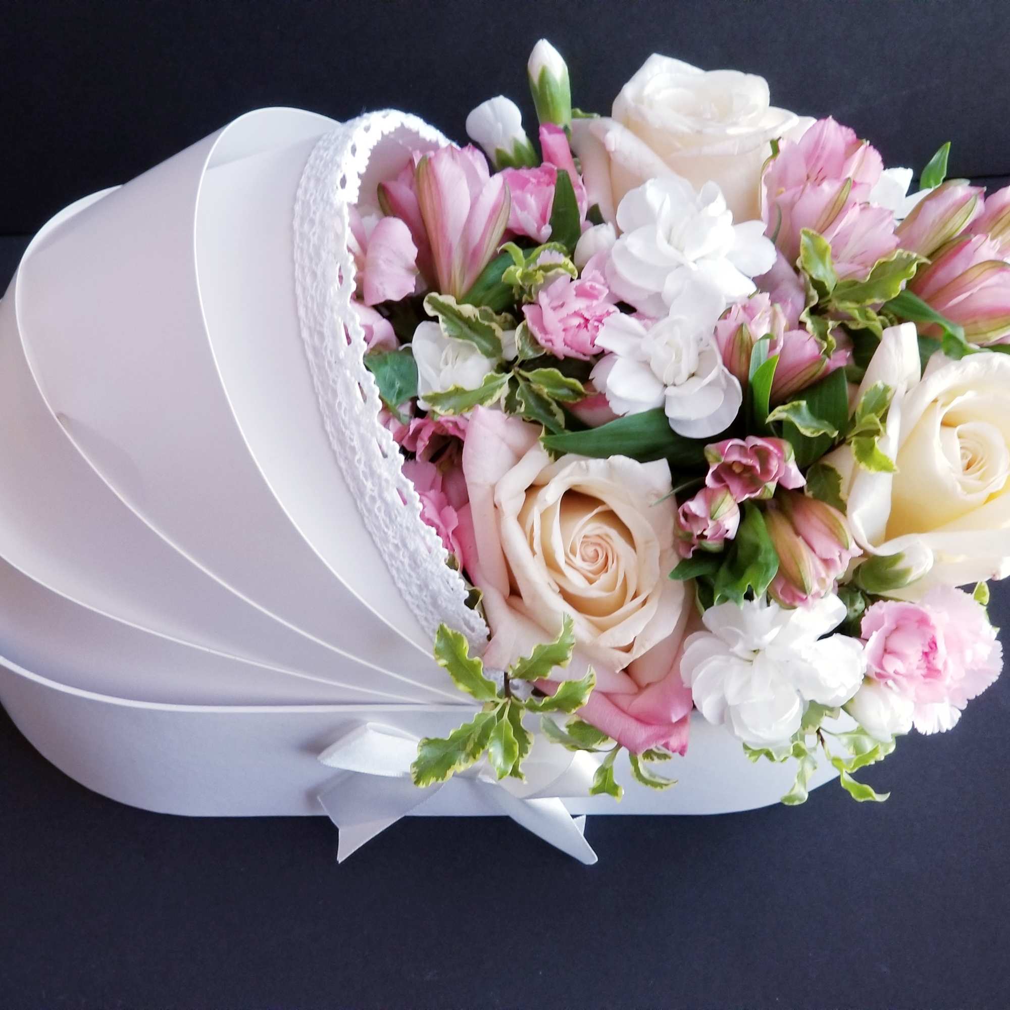 Pink and white bouquet in a white heart-shaped box, photo 3 of 5