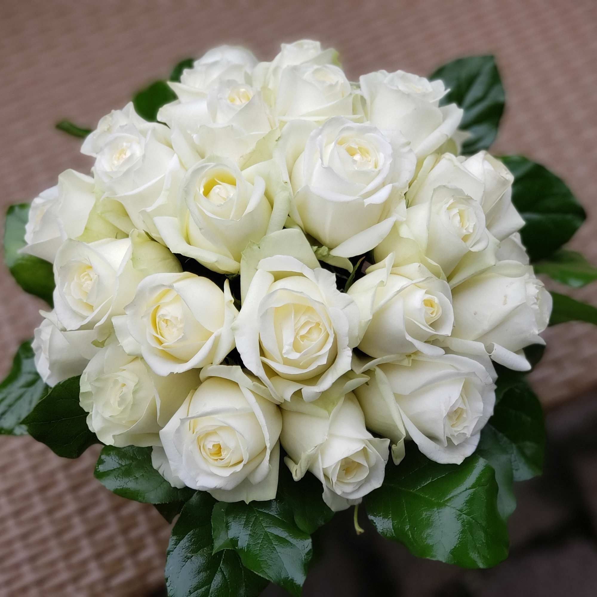 Make a bold statement with this elegantly simple design. White roses symbolize, photo 3 of 4