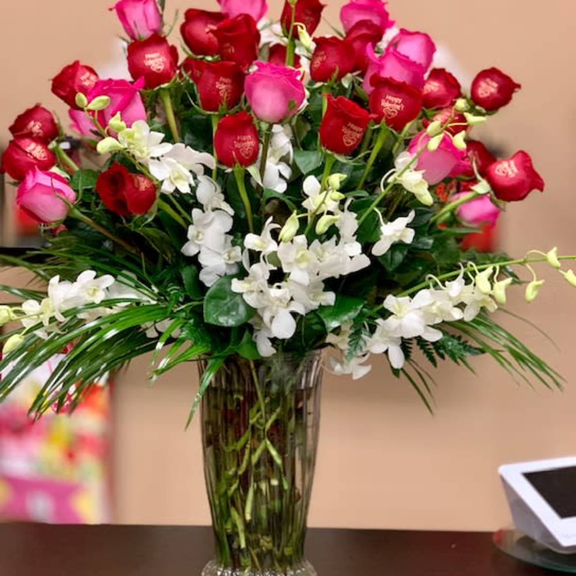 Bouquet of red and pink roses with white orchids in a glass vase, photo 4 of 4