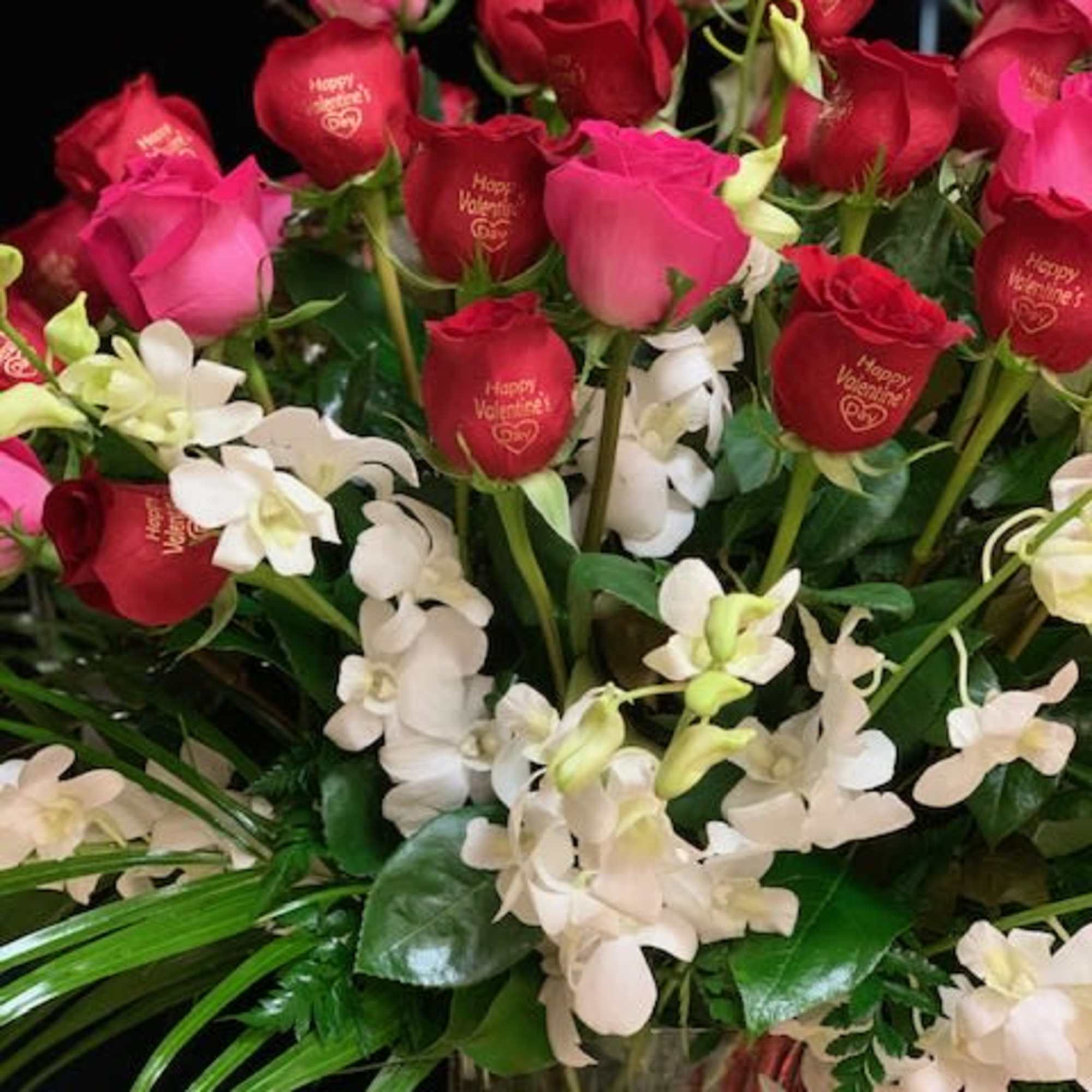 Bouquet of red and pink roses with white orchids in a glass vase, photo 3 of 4