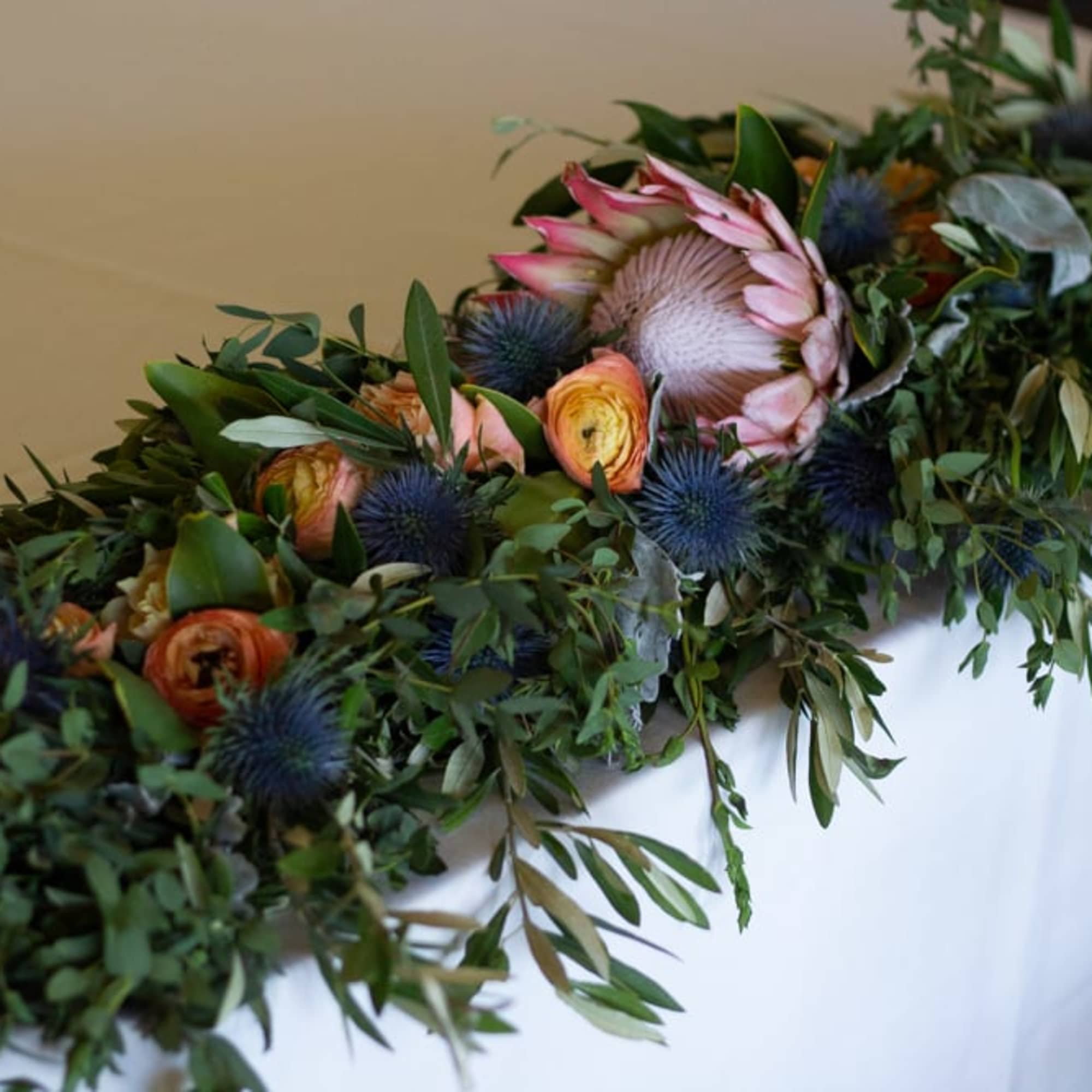 This garland is both striking and elegant. Using the boldness of protea