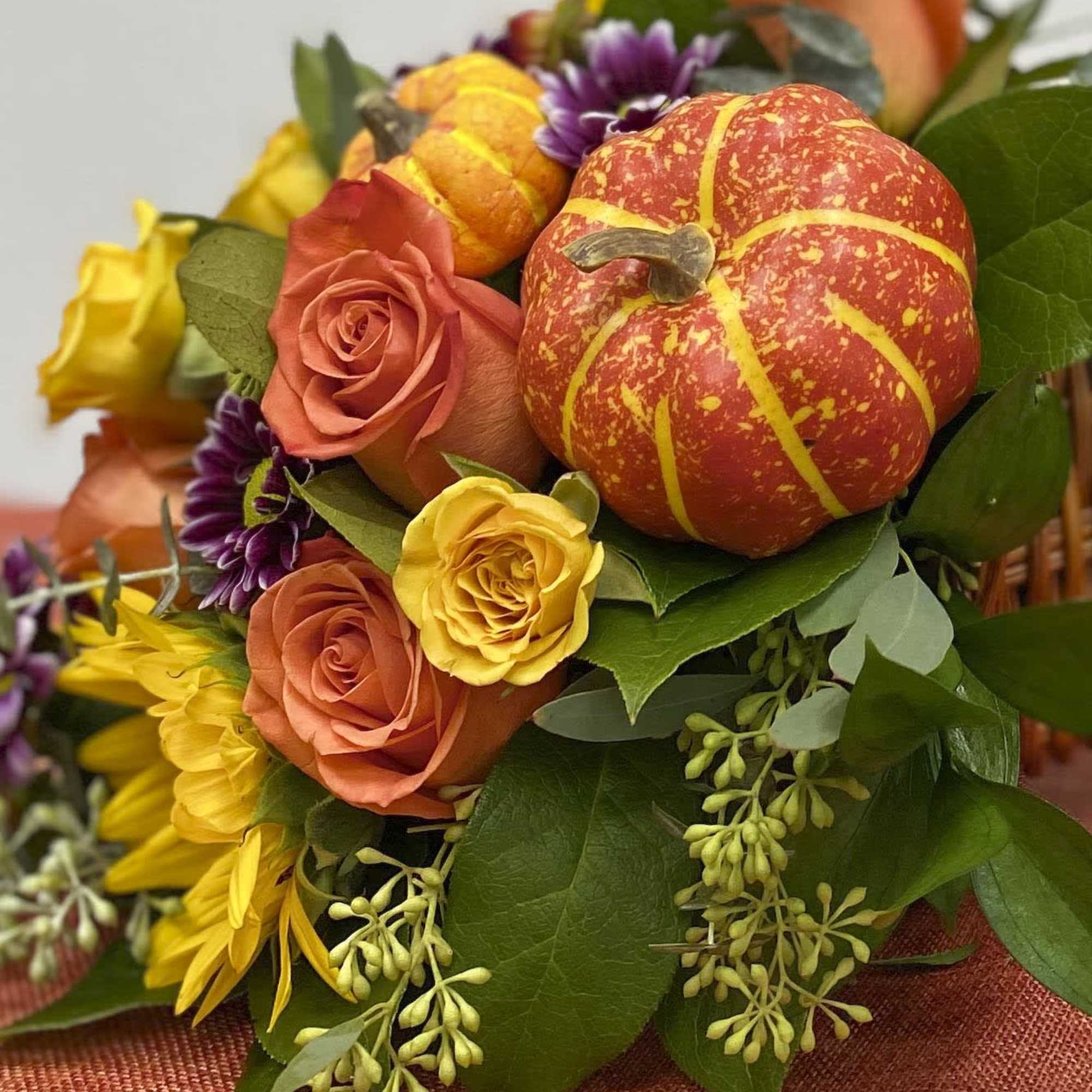 Autumn bouquet with roses, sunflowers, and decorative pumpkins, photo 8 of 10