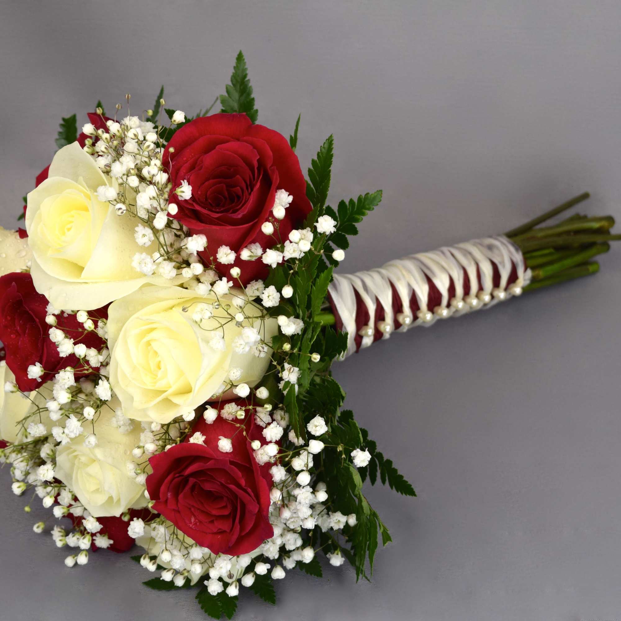 Bouquet of red and white roses with baby's breath, photo 2 of 2