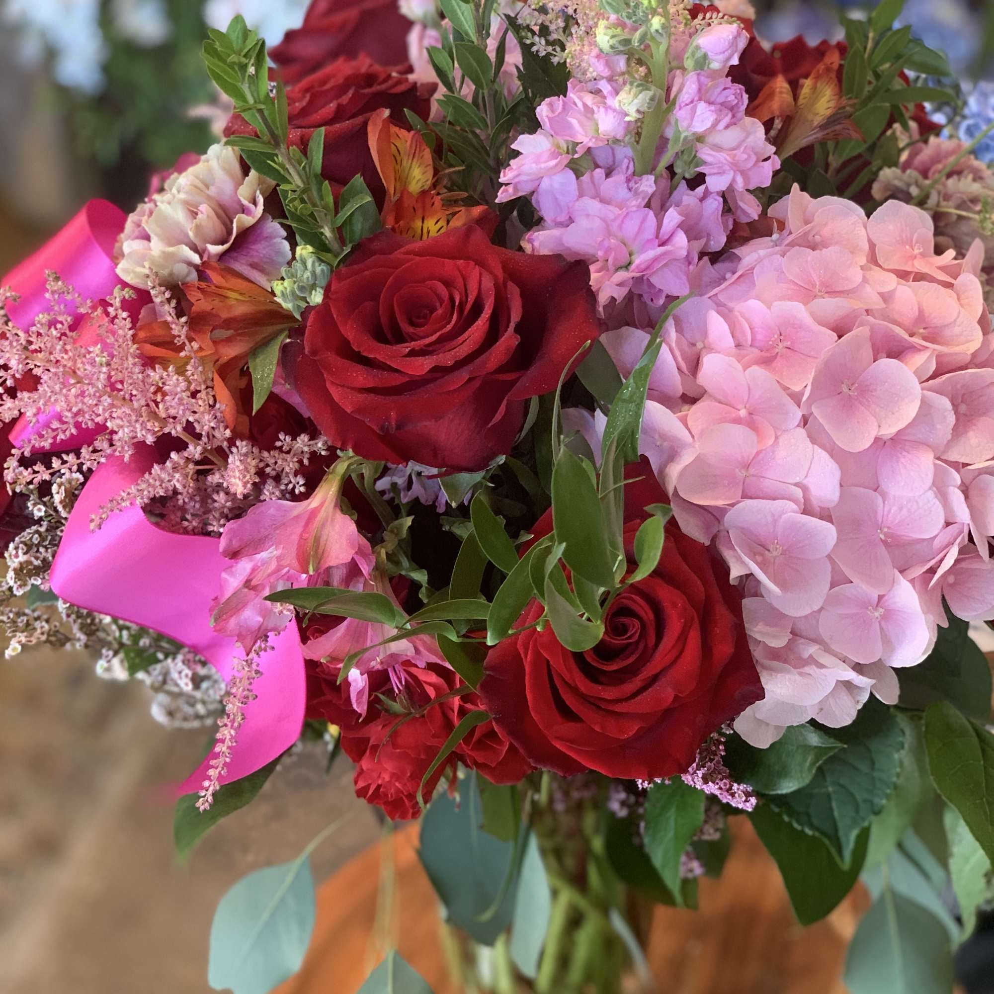 Bouquet of red roses and pink hydrangeas in a glass vase