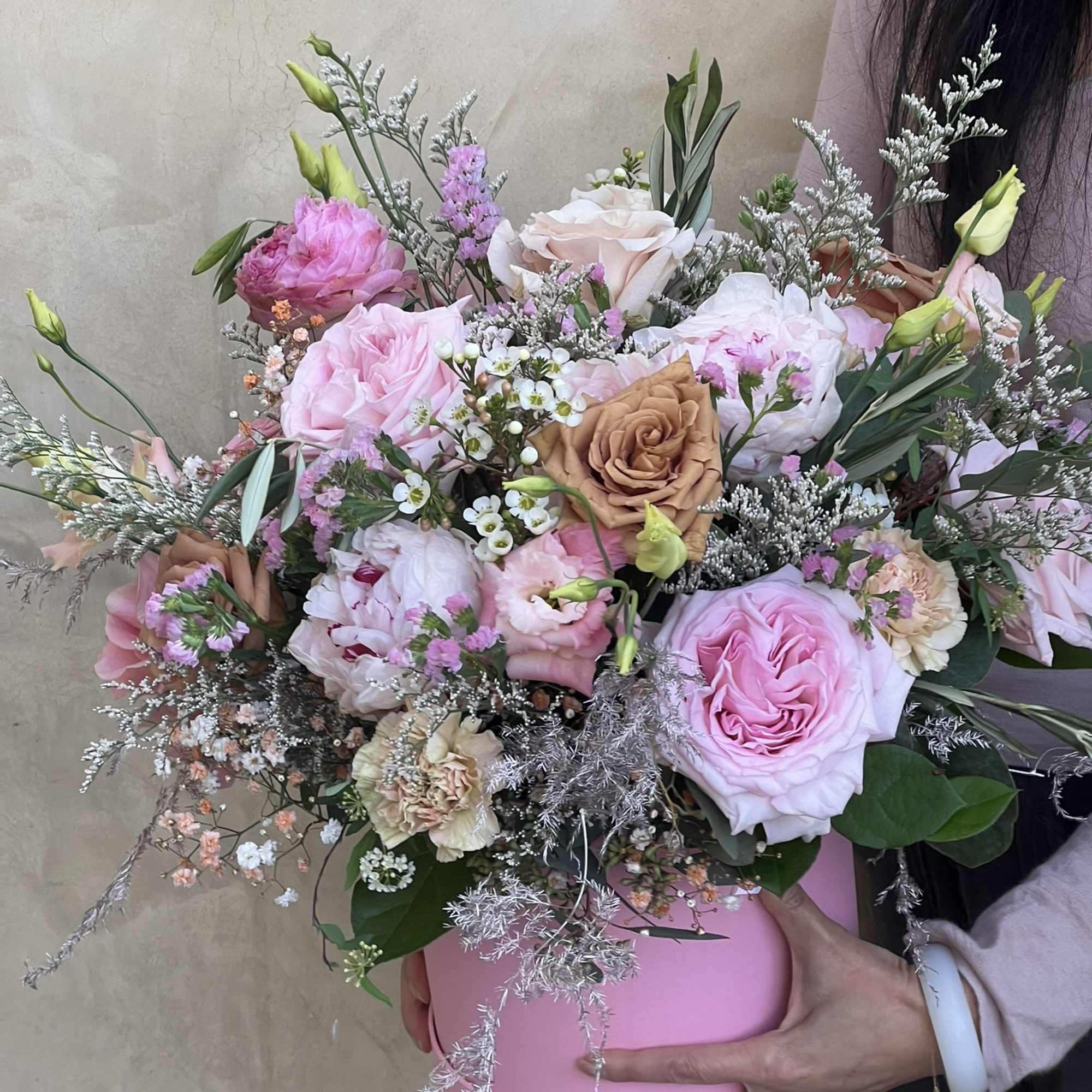 Pink and blush rose bouquet in a pink hatbox