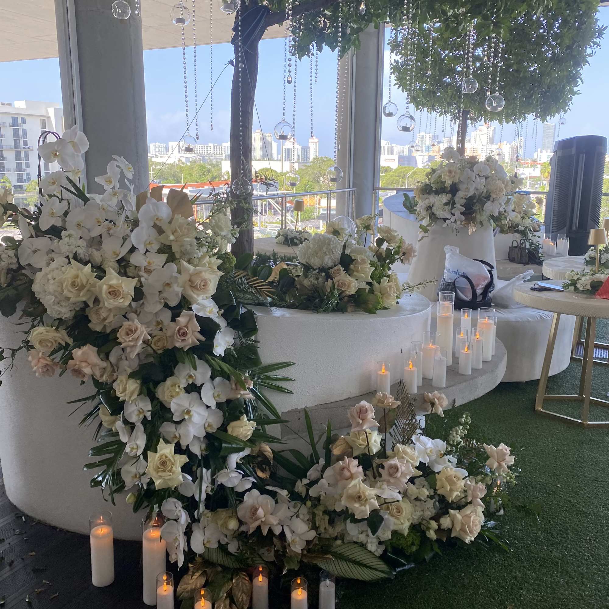 Decoration made in pastel colors, with variety of candles arrangements and petals.