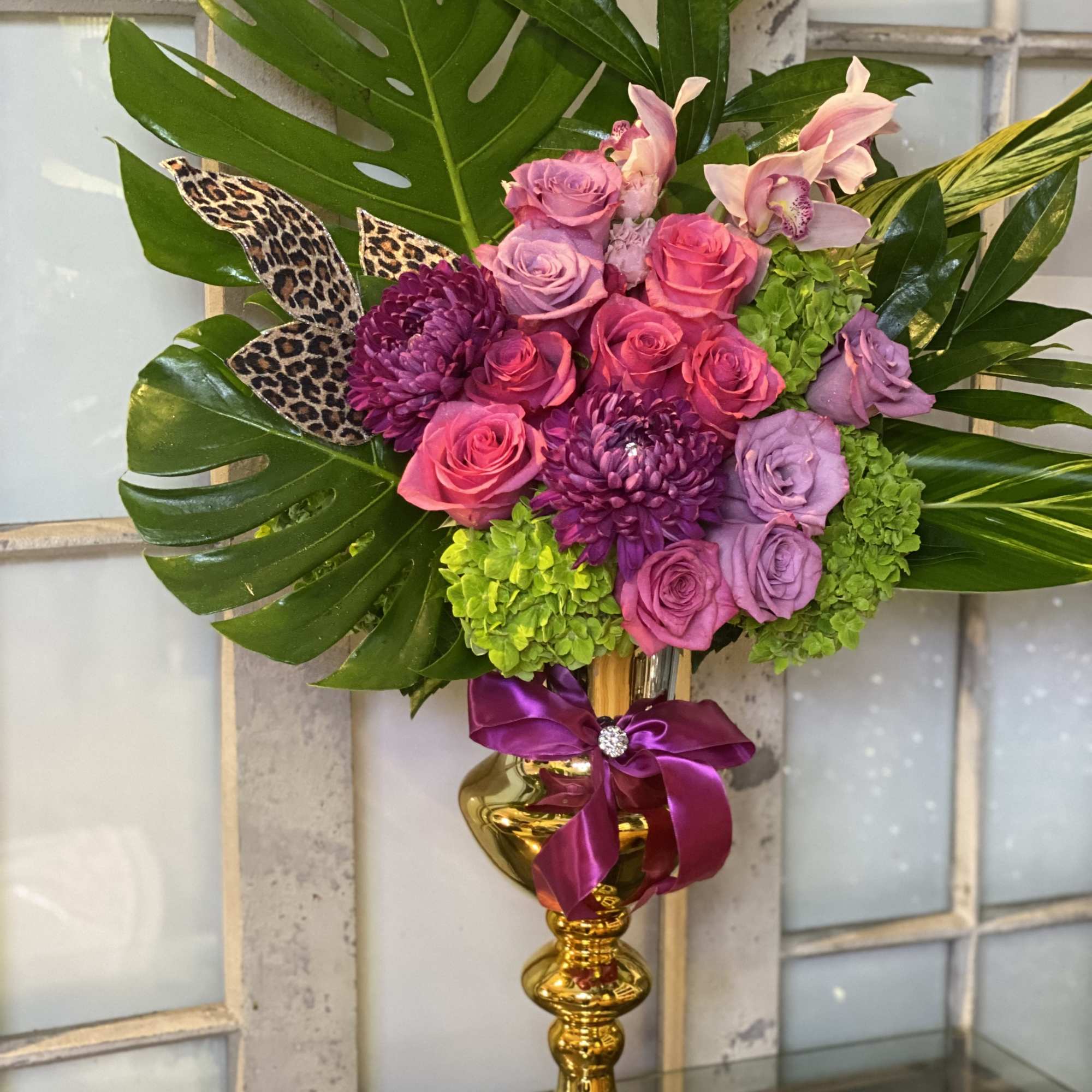 Gold Glass Vase with a nice shape beautifully designed with flowers , photo 2 of 2