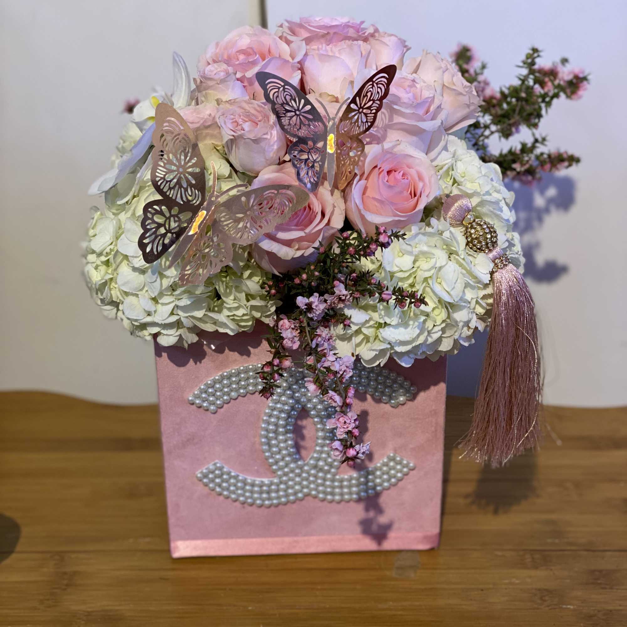 Pink roses, white hydrangeas in a chic velvet box. , photo 2 of 3