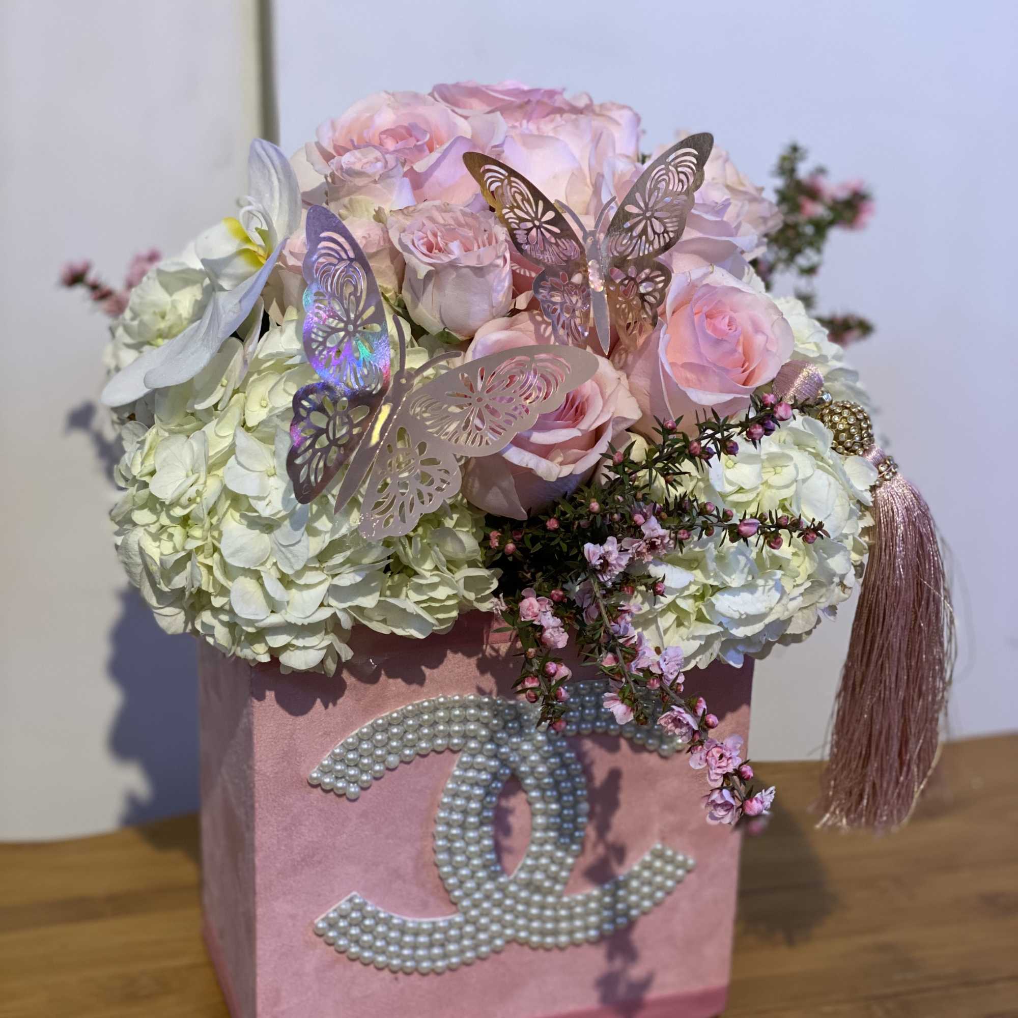 Pink roses, white hydrangeas in a chic velvet box. , photo 3 of 3