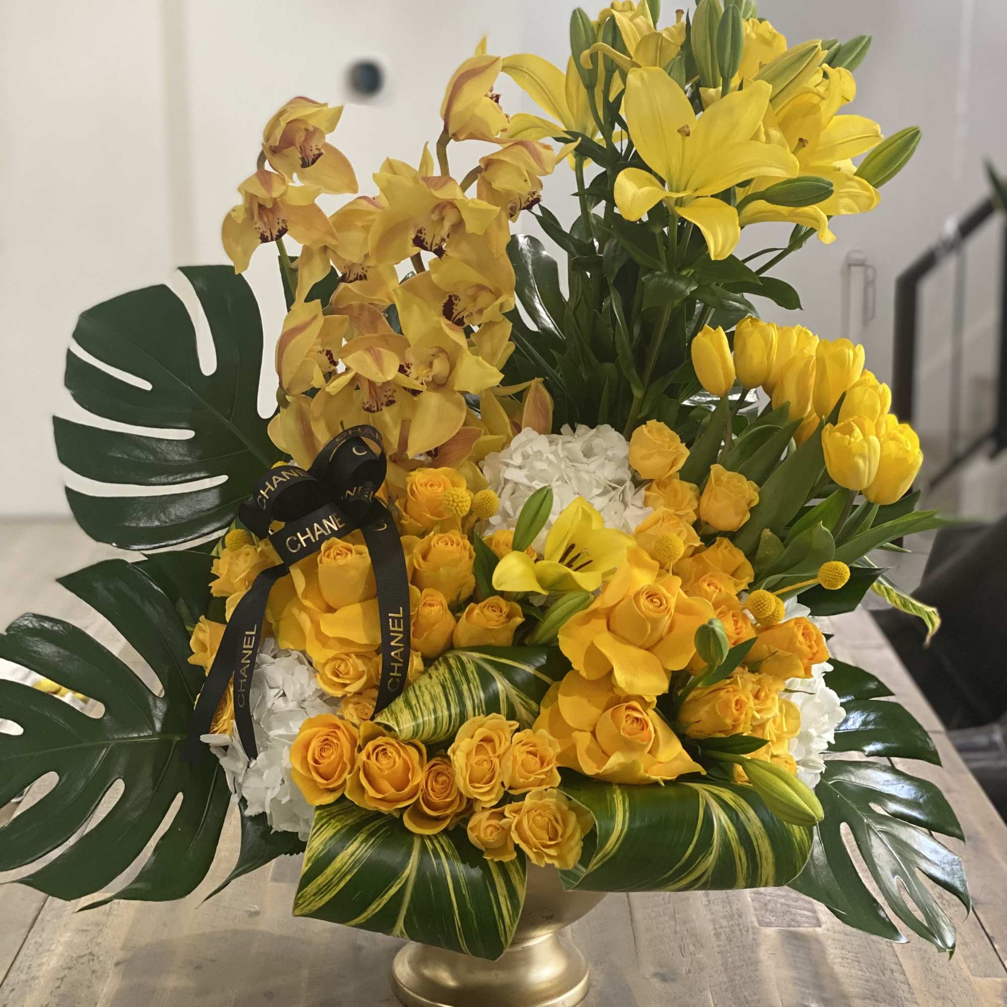 An elegant burst of sunshine with a sensuous yellow, photo 2 of 3