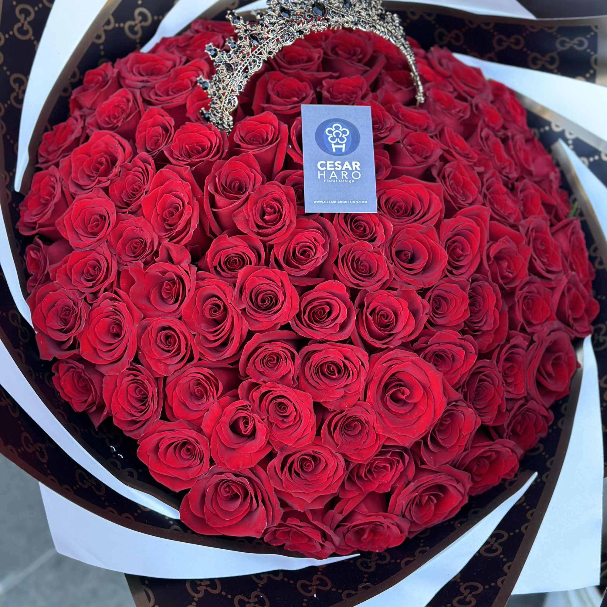 100 Red Roses beautifully arranged as bouquet with a crown, photo 2 of 3