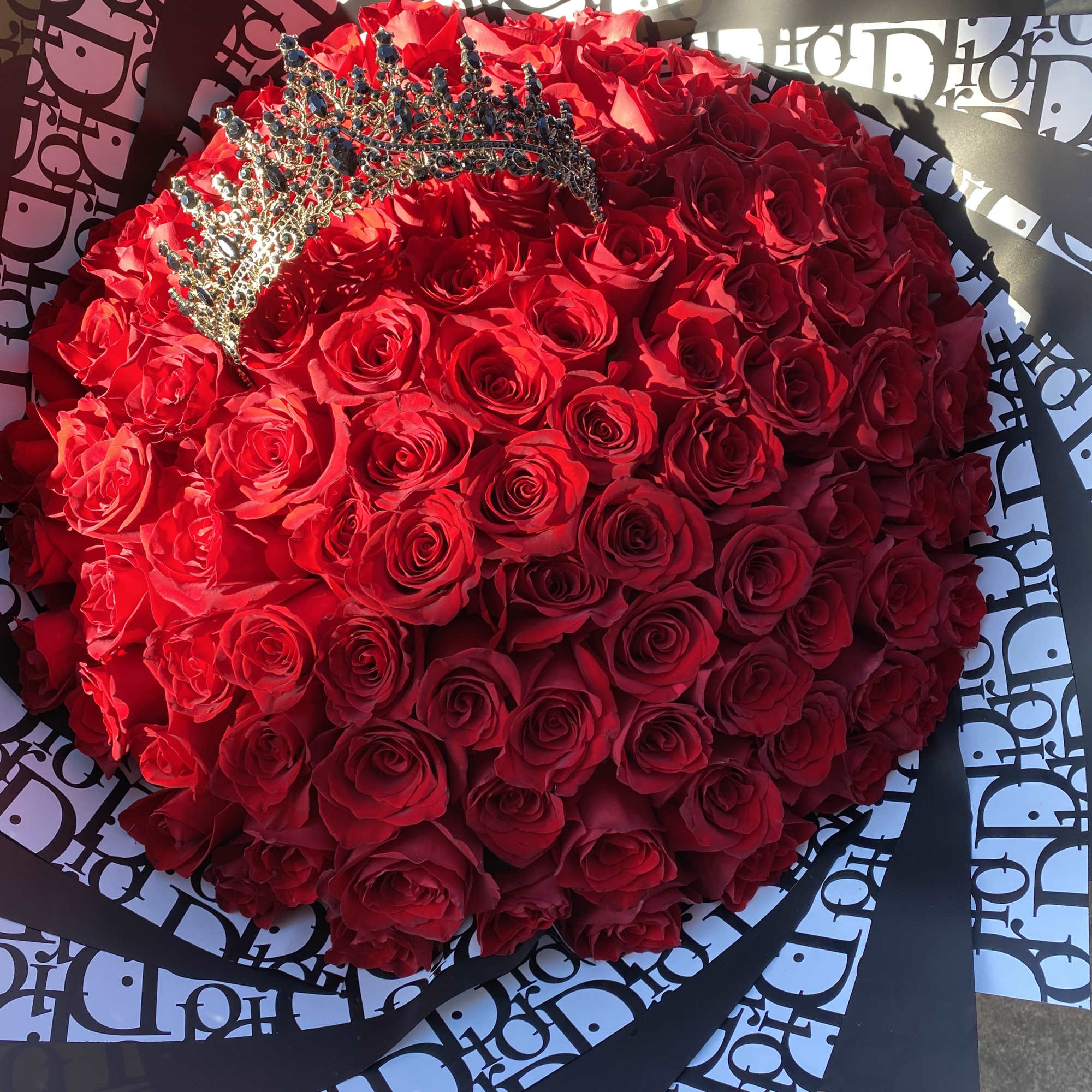 100 Red Roses beautifully arranged as bouquet with a crown, photo 3 of 3