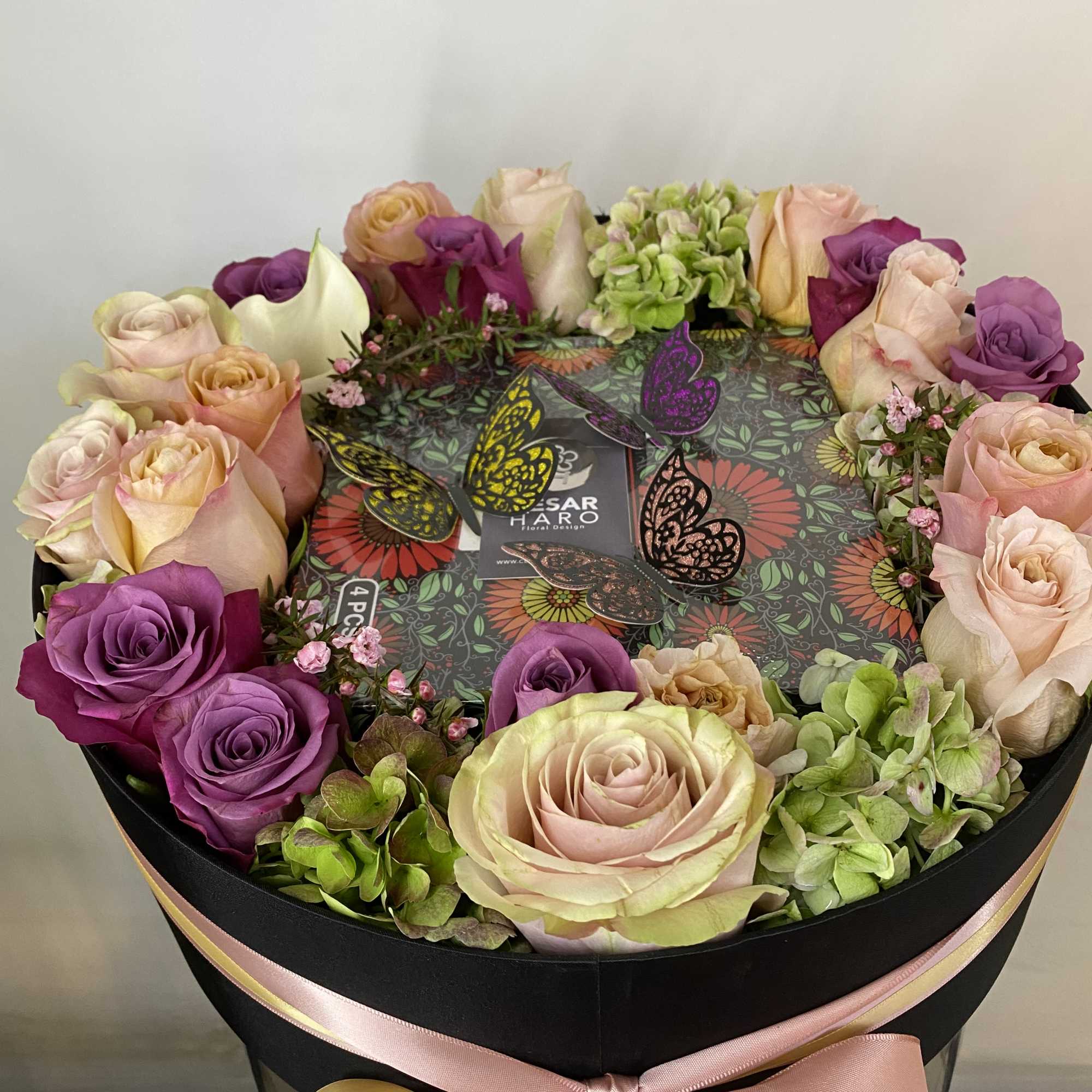 Round box arranged with 4 scented candles and fresh flowers, photo 2 of 2