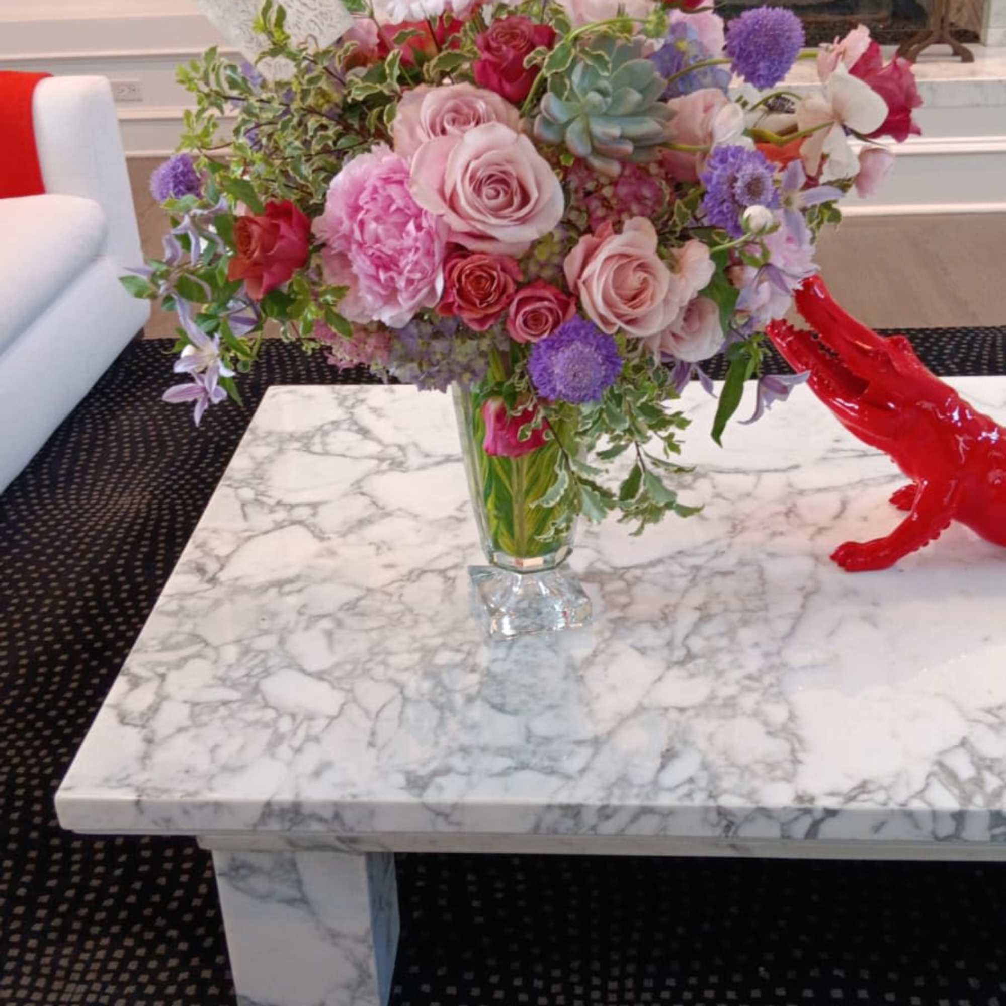 Excellent combination of different colors and flowers uniquely designed in a crystal, photo 2 of 2