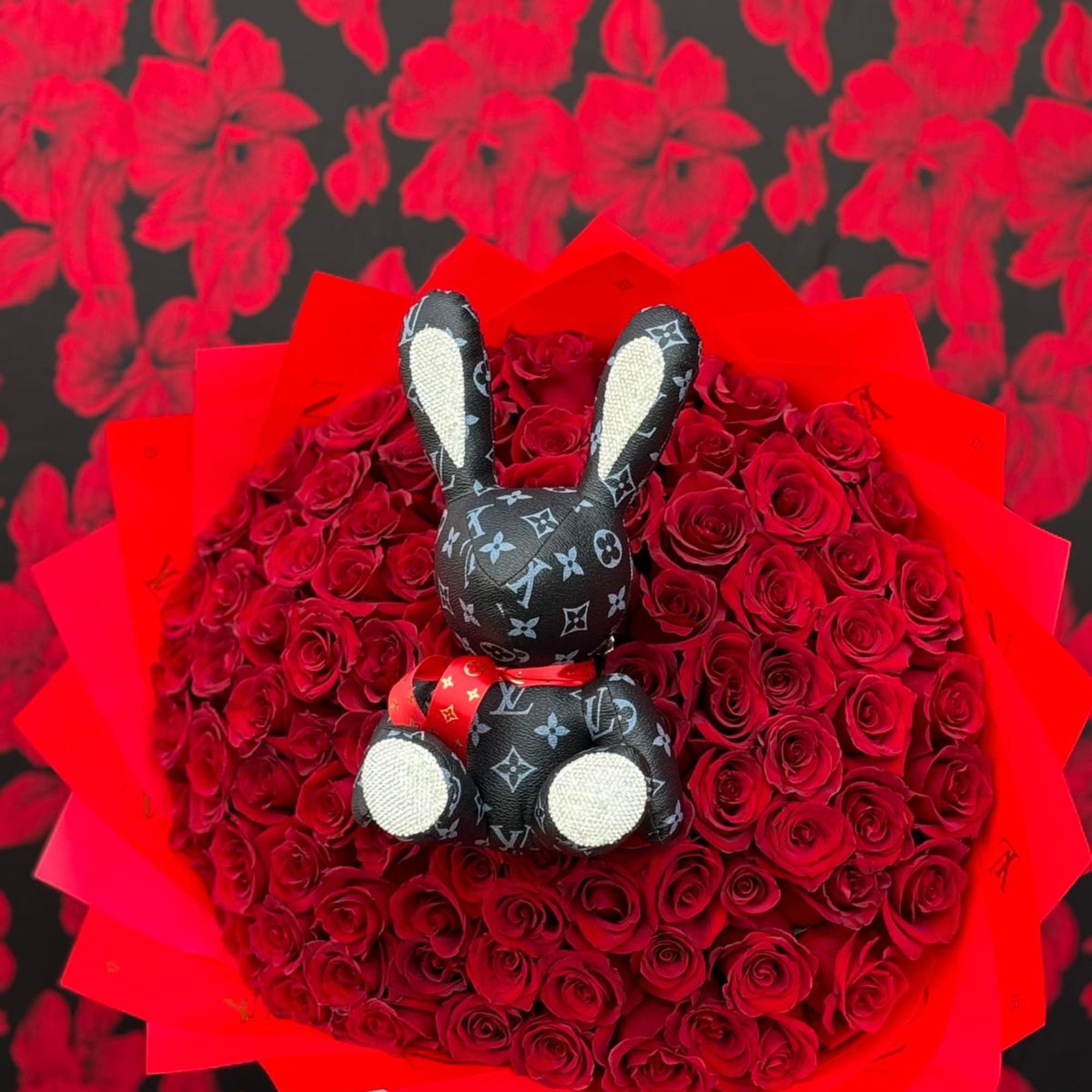 This show-stopping bouquet combines the timeless beauty of 100 vibrant red roses