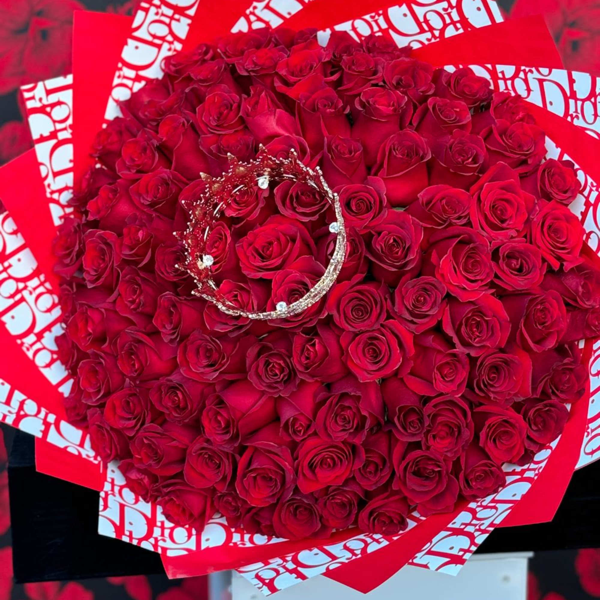 Imagine a stunning floral arrangement designed to leave an impression of grandeur, photo 2 of 2