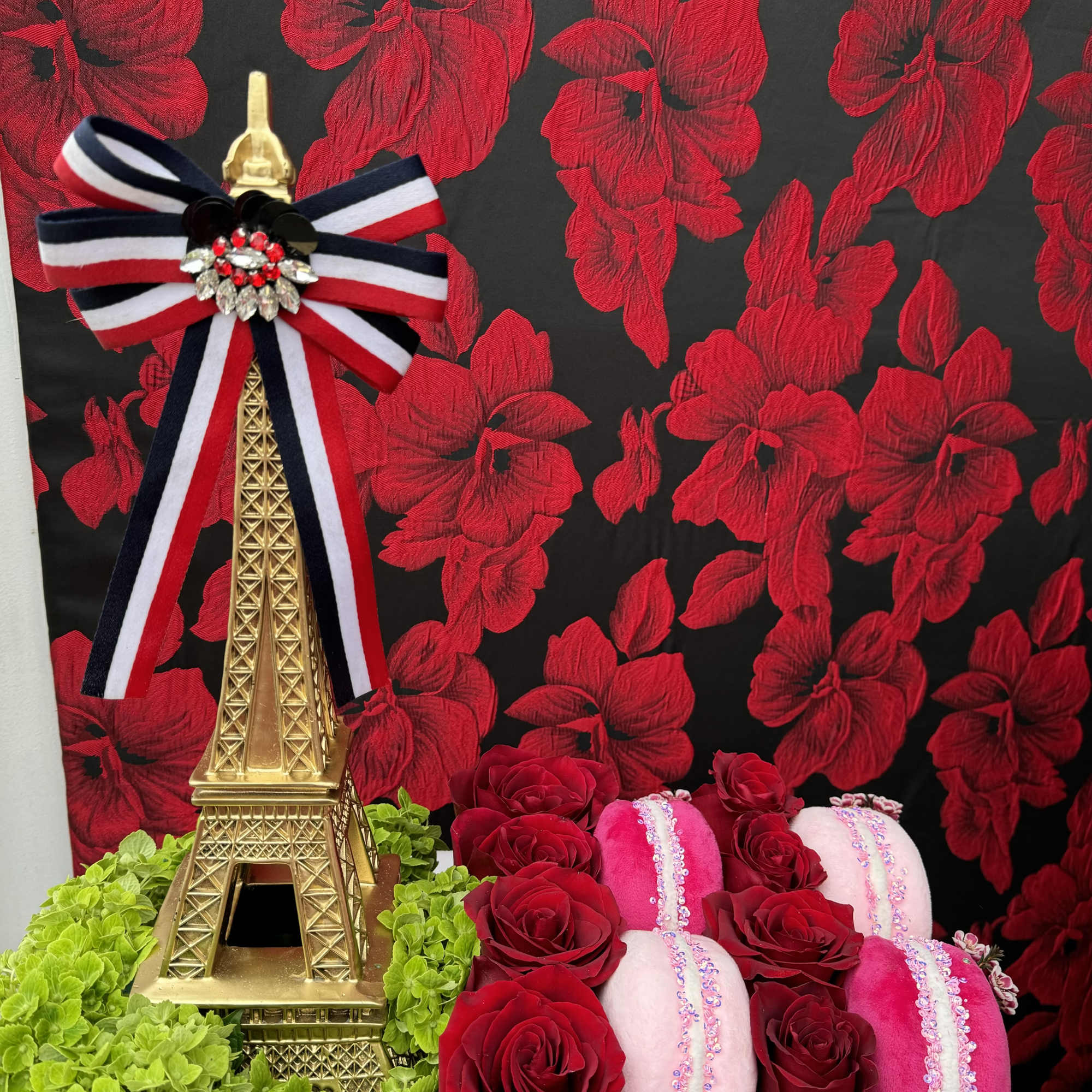 Take a trip to Paris with this charming arrangement of red roses